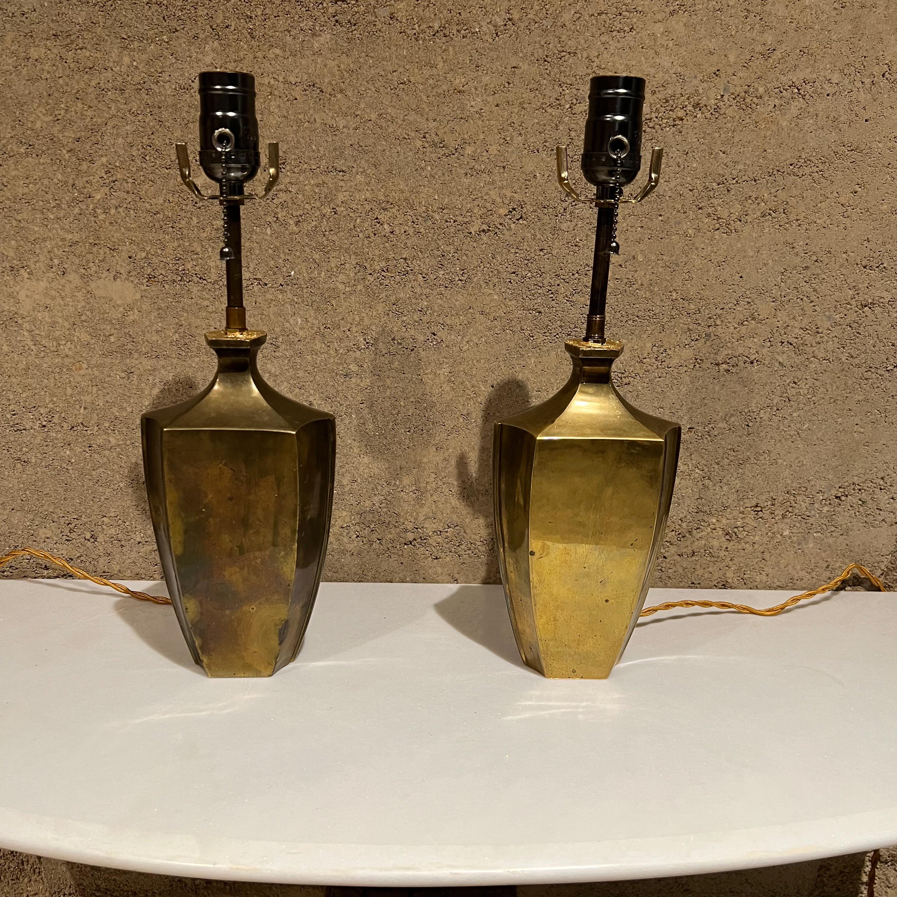 Jolie paire de lampes de table françaises en bronze des années 1950, fabriquées en France en vente 2