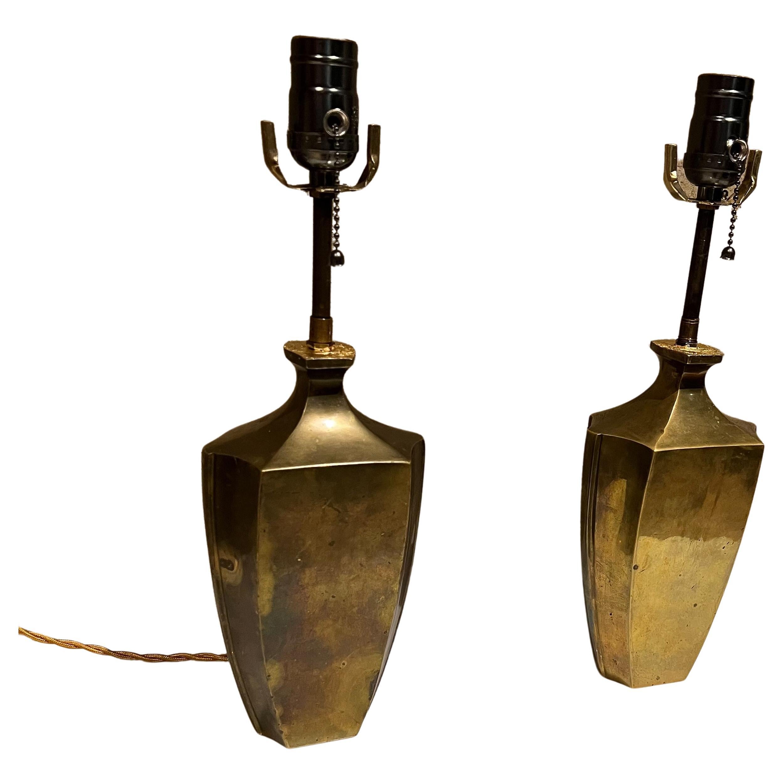 Jolie paire de lampes de table françaises en bronze des années 1950, fabriquées en France