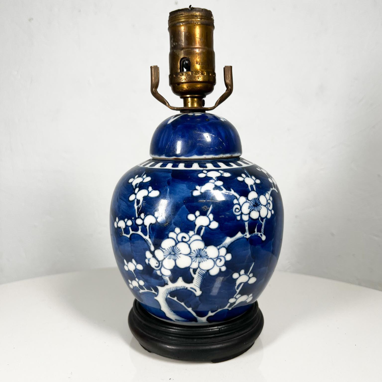 1950s lovely porcelain table lamp Asian ginger jar chinoiserie blue and white
9.5 tall x 5 diameter
Preowned original vintage condition
No lamp shade is included.
Please review the images provided.