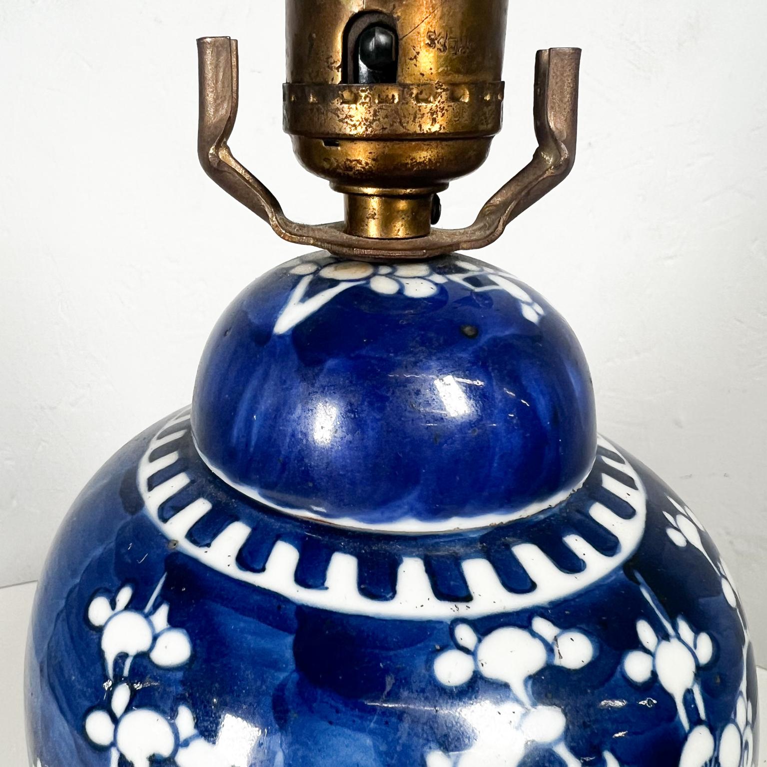 Mid-Century Modern 1950s Lovely Porcelain Table Lamp Asian Ginger Jar Chinoiserie Blue and White