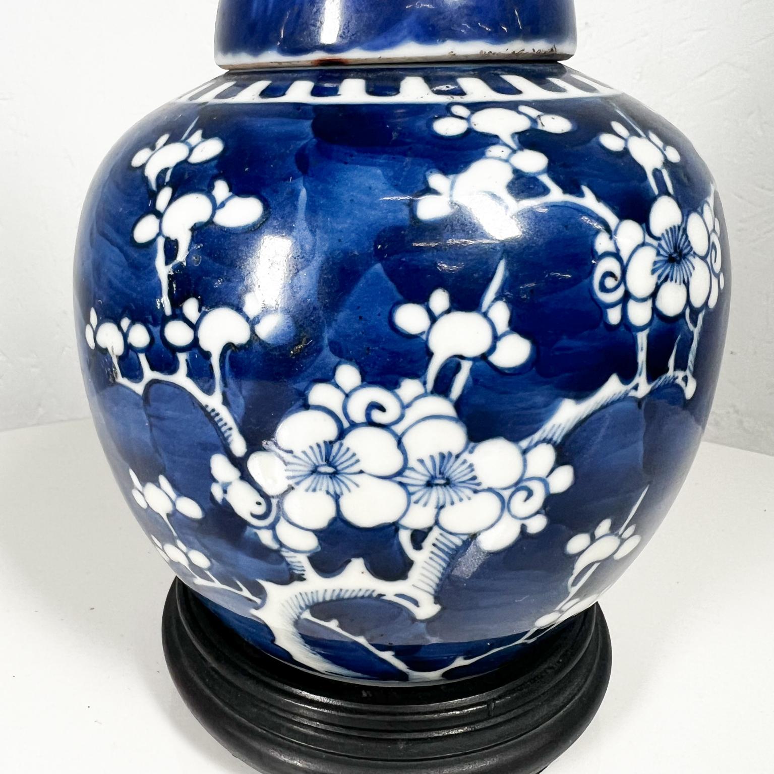 1950s Lovely Porcelain Table Lamp Asian Ginger Jar Chinoiserie Blue and White In Good Condition In Chula Vista, CA