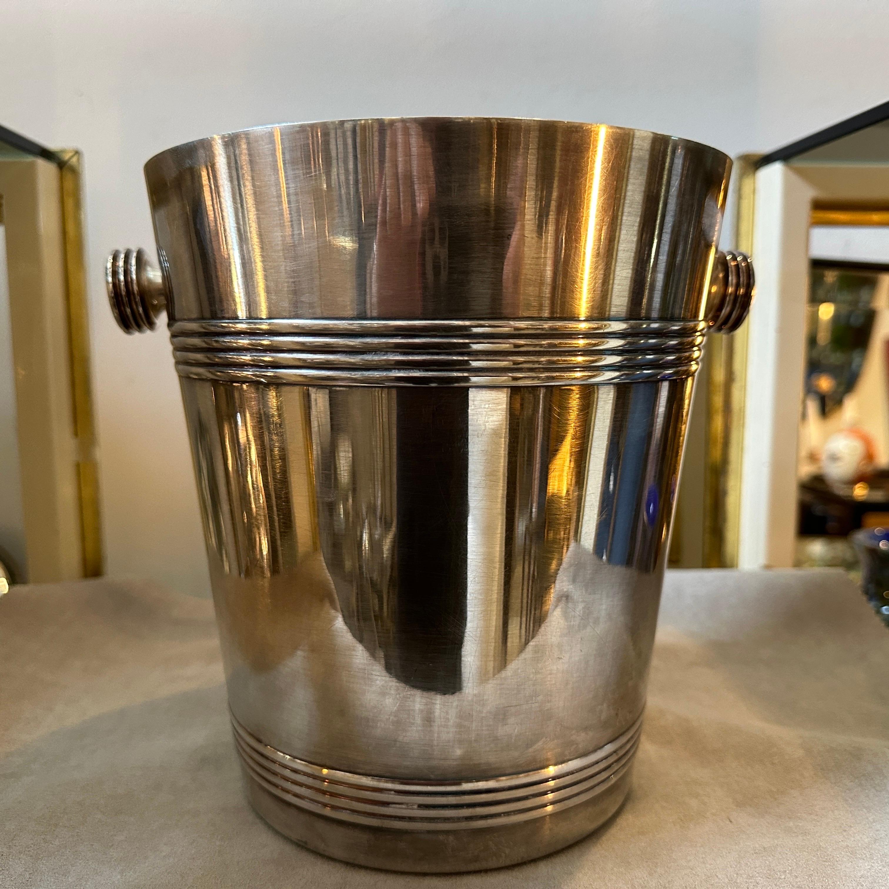 Un cubo de champán bañado en plata diseñado y fabricado en Francia en los años cincuenta, está en buenas condiciones en general, la chapa de plata está en su pátina original y proporciona un acabado lujoso a la vez que mantiene la durabilidad y la