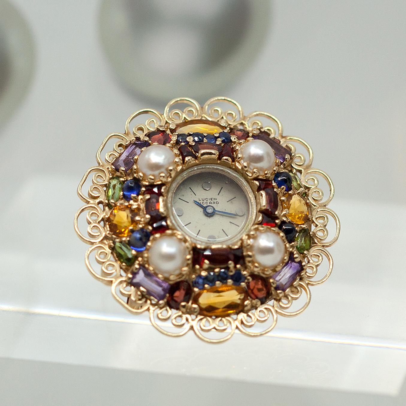 Años 50 LUCIEN PICCARD Broche de reloj de oro amarillo de 14 quilates con varias piedras preciosas Moderno en venta