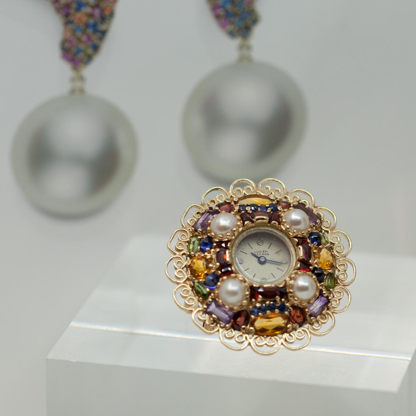 Años 50 LUCIEN PICCARD Broche de reloj de oro amarillo de 14 quilates con varias piedras preciosas en Excelente estado para la venta en New York, NY