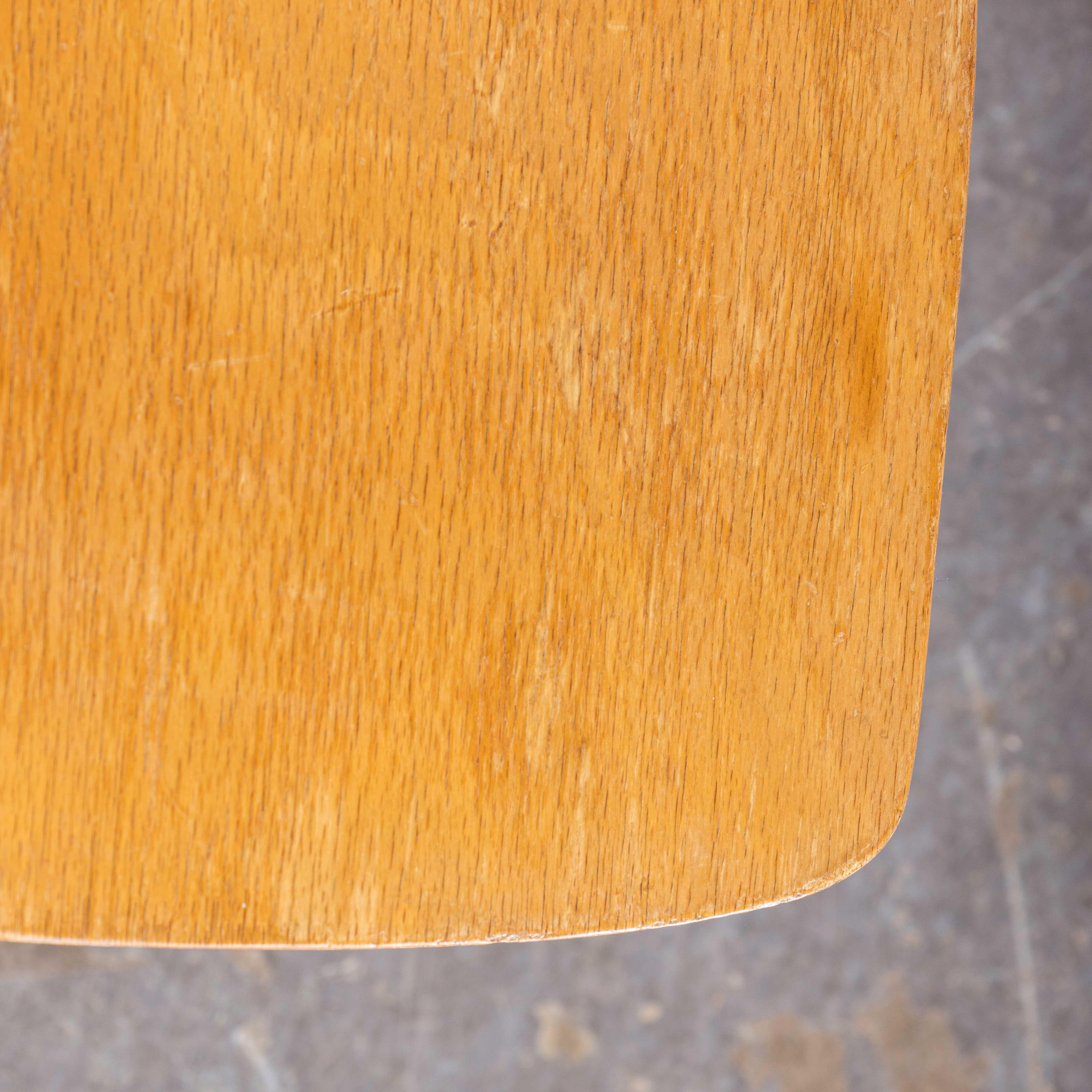 1950 Luterma Blonde Bentwood Dining Chairs - Set Of Three
1950s Luterma Blonde Bentwood Dining Chairs - Set Of Three. Le procédé de cintrage du hêtre à la vapeur pour créer des chaises élégantes a été découvert et développé par Thonet, mais lorsque