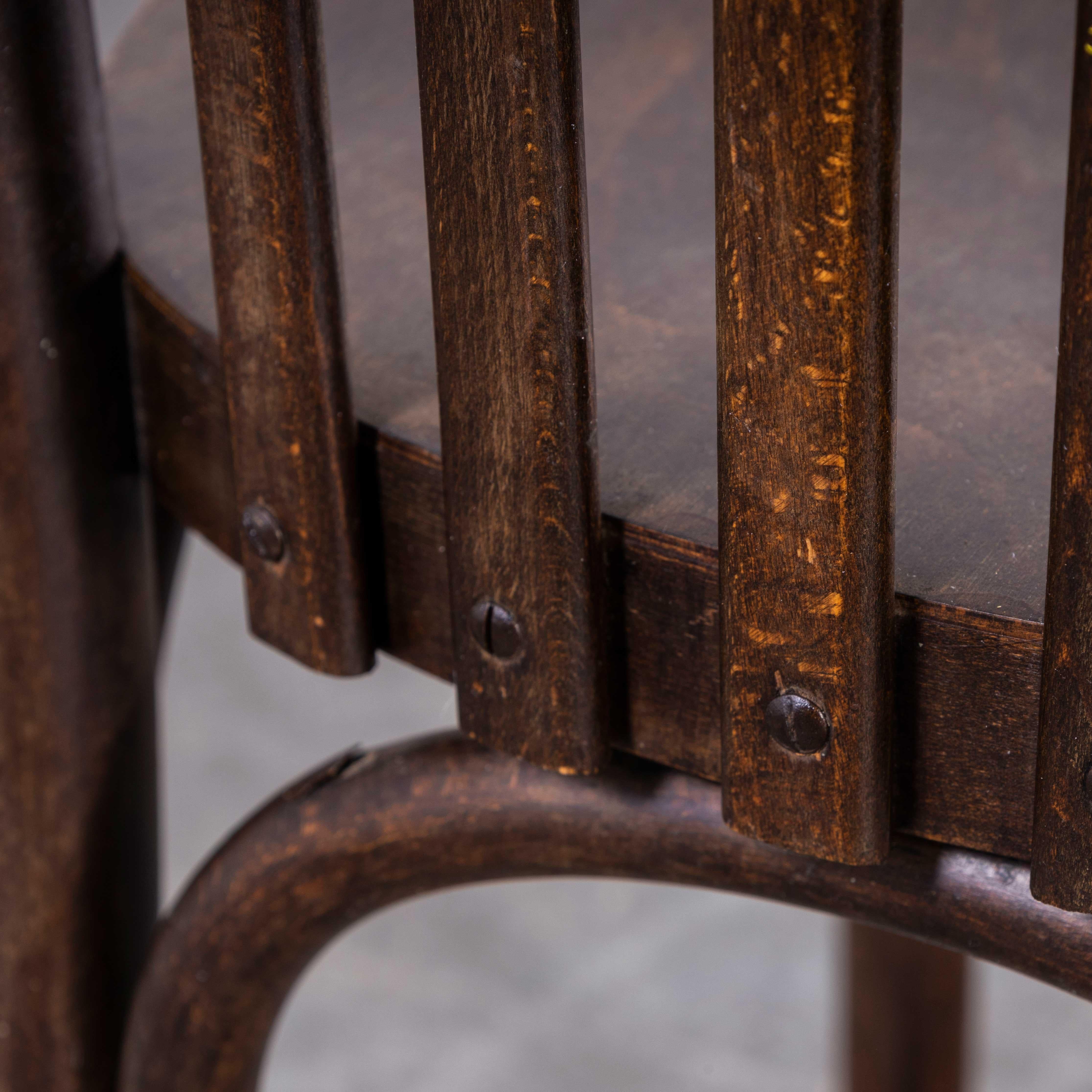 Chaise de salle à manger Luterma en bois d'ébène et de chêne des années 1950 - jeu de huit pièces
Chaise de salle à manger Luterma en bois d'ébène des années 1950 - jeu de huit. Le processus de cintrage du hêtre à la vapeur pour créer des chaises
