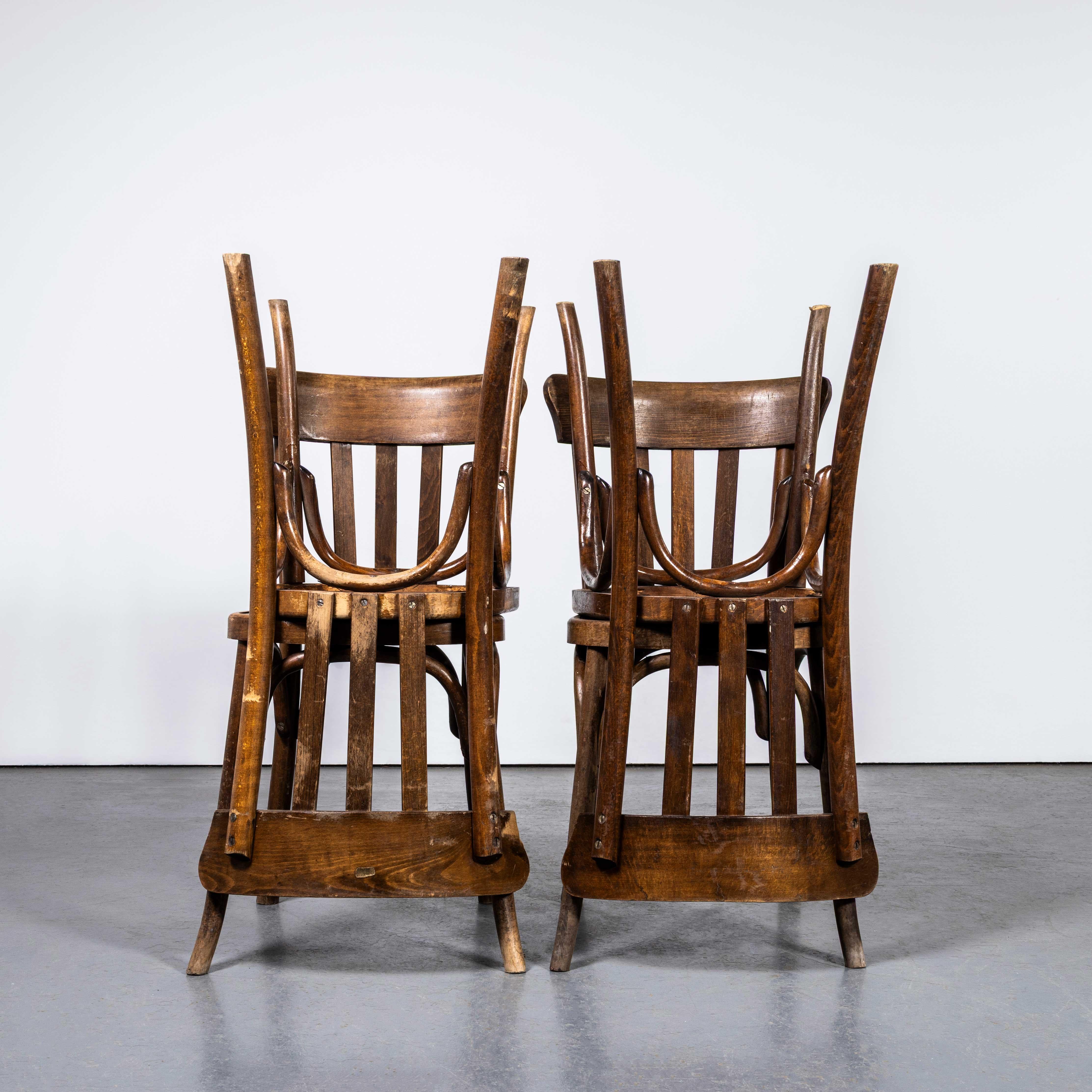 1950's Luterma Elegant Classic Bentwood Dining Chair - Set Of Four.
Das Verfahren zum Biegen von Buchenholz mit Dampf zu eleganten Stühlen wurde von Thonet entdeckt und entwickelt, doch als seine Patente 1869 ausliefen, begannen viele Unternehmen,