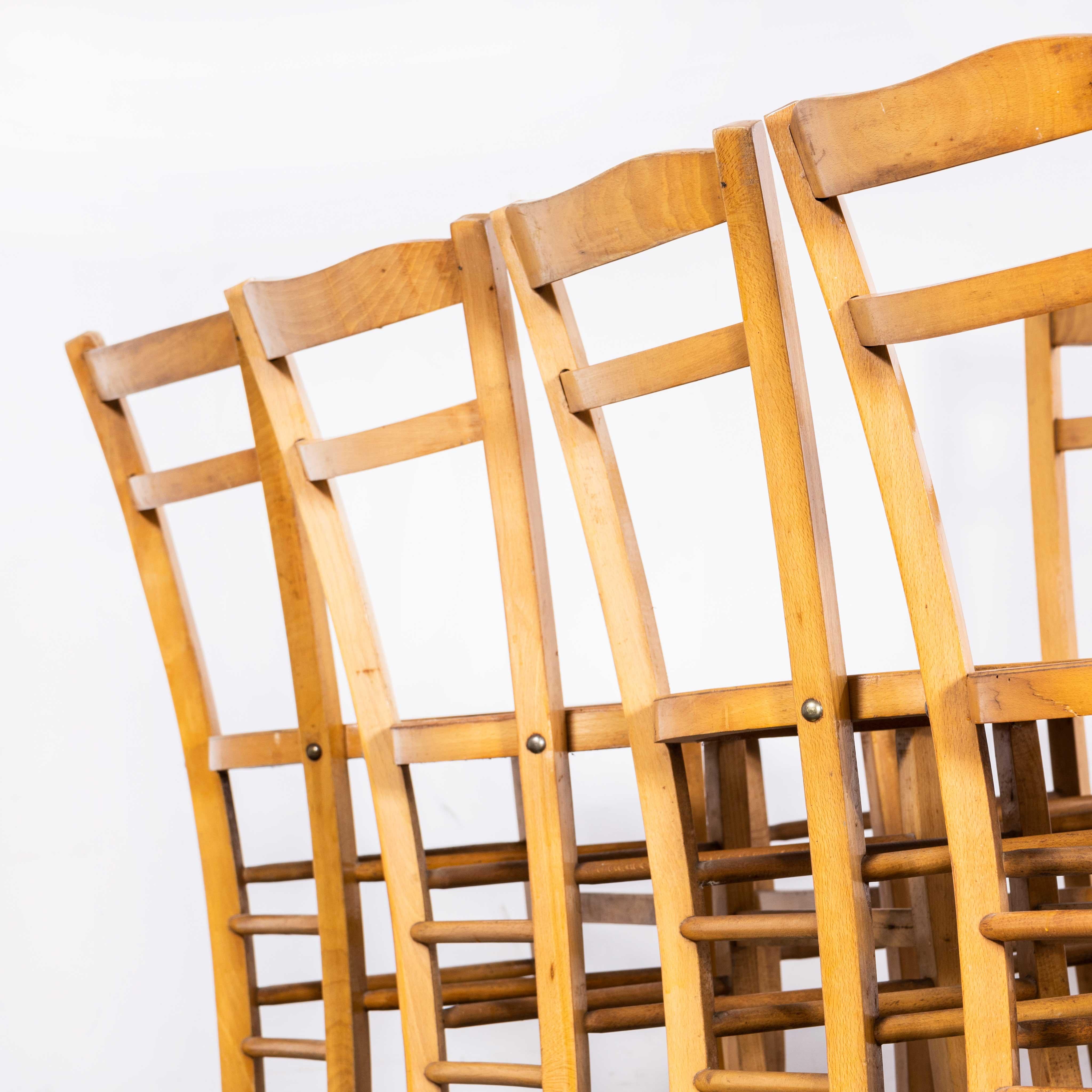 1950's Luterma Französisch Blonde Einfache Bauernhaus Esszimmerstühle - Set von elf
1950's Luterma Französisch Blonde Einfache Bauernhaus Esszimmerstühle - Set von elf. Das Verfahren zum Biegen von Buchenholz mit Dampf zu eleganten Stühlen wurde von