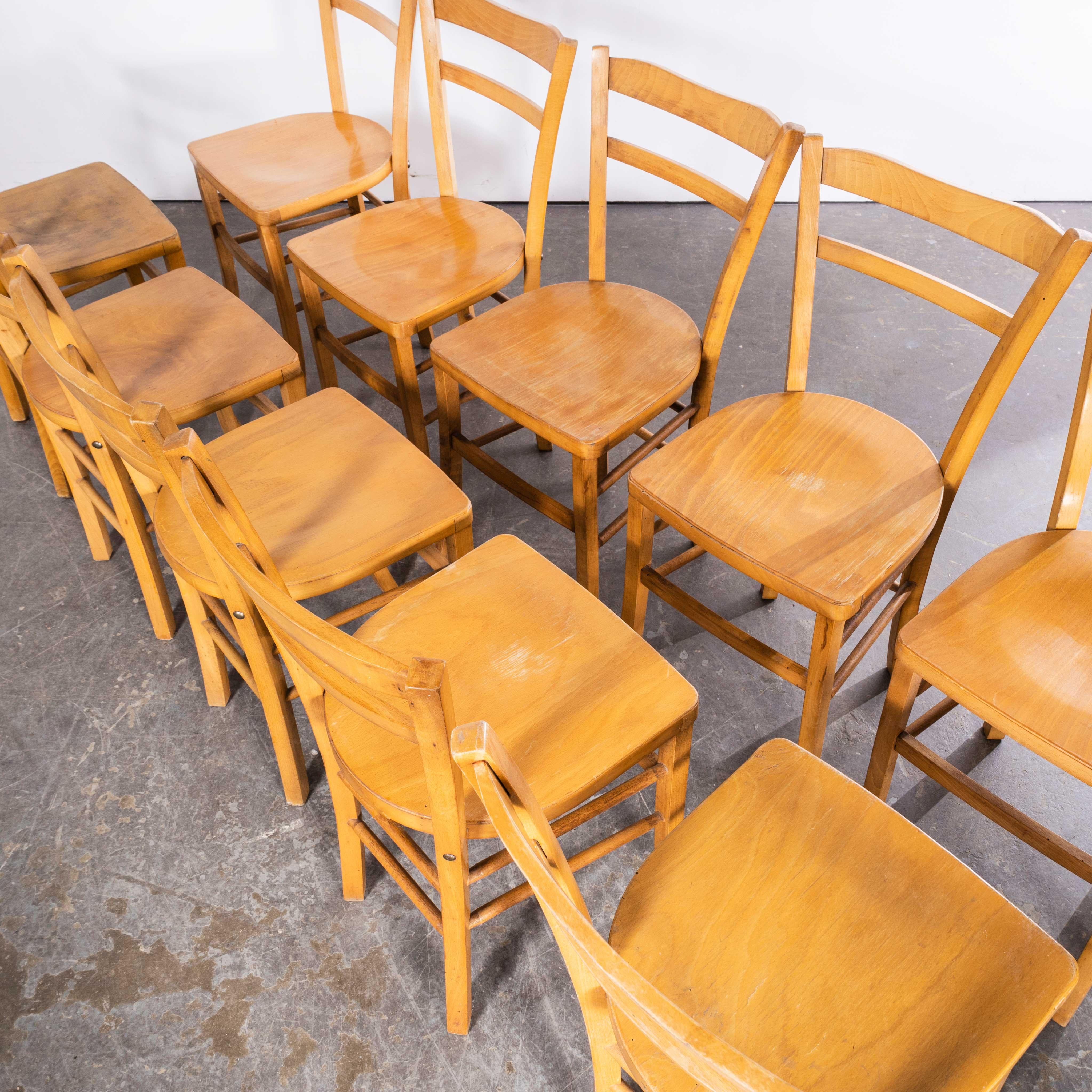 Luterma anni '50  Sedie da pranzo semplici da fattoria bionde francesi - set da undici in vendita 1