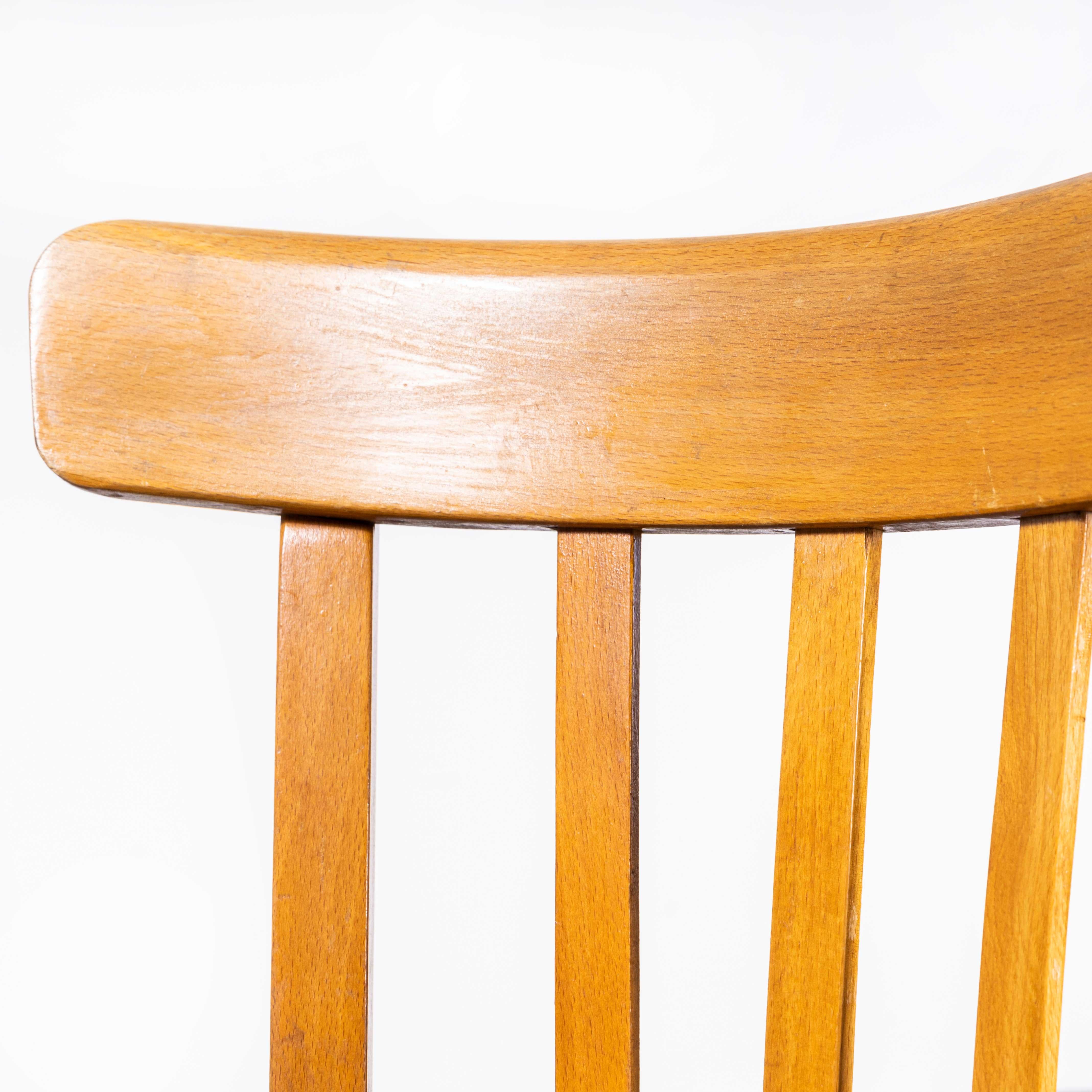 Chaise de salle à manger en bentwood en chêne miel Luterma des années 1950 - Lot de quatre
Chaise de salle à manger en bentwood Luterma Honey Oak des années 1950 - Lot de quatre. Le procédé de cintrage du hêtre à la vapeur pour créer des chaises