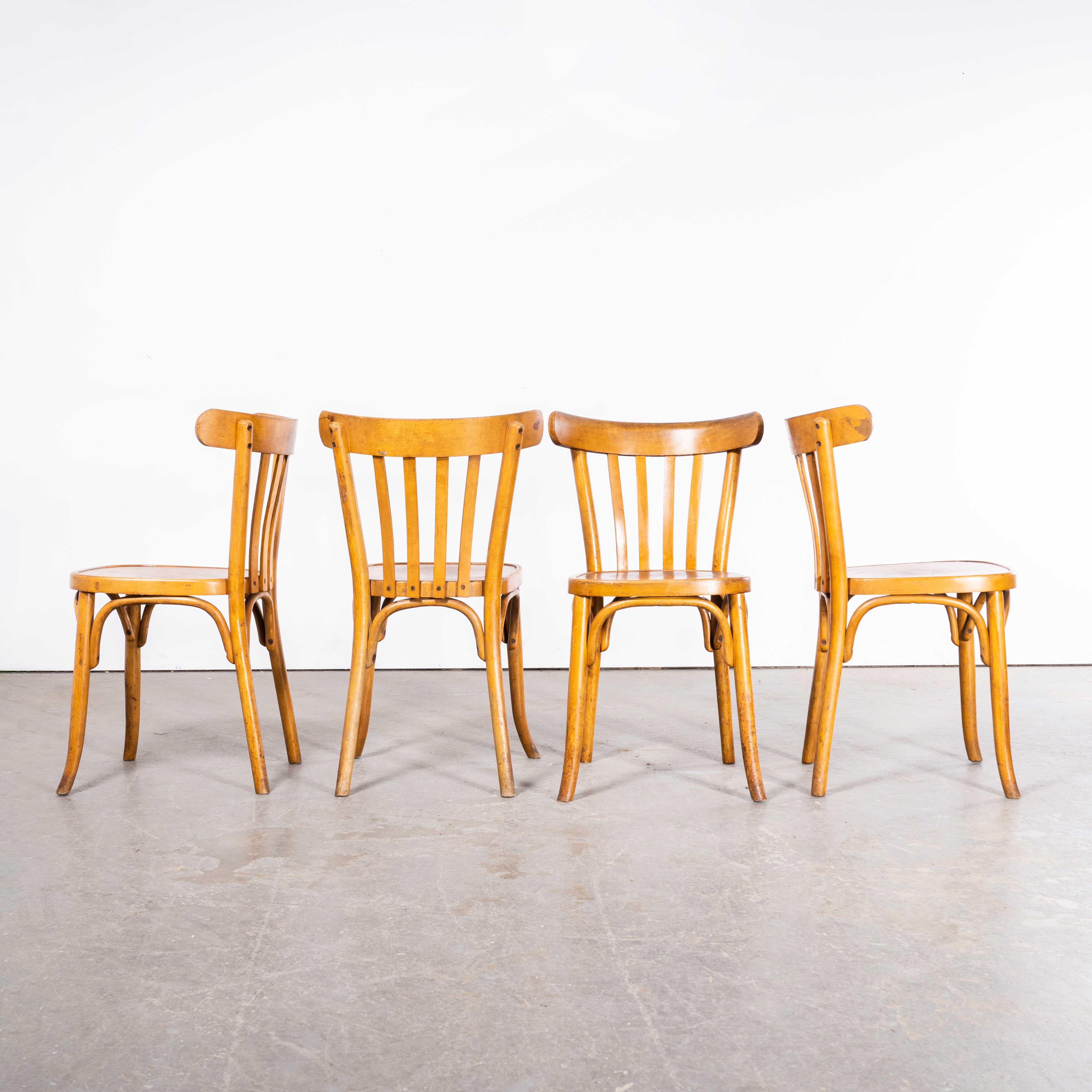 Chaise de salle à manger en bentwood en chêne miel Luterma des années 1950 - Lot de quatre
Chaise de salle à manger en bentwood Luterma Honey Oak des années 1950 - Lot de quatre. Le procédé de cintrage du hêtre à la vapeur pour créer des chaises