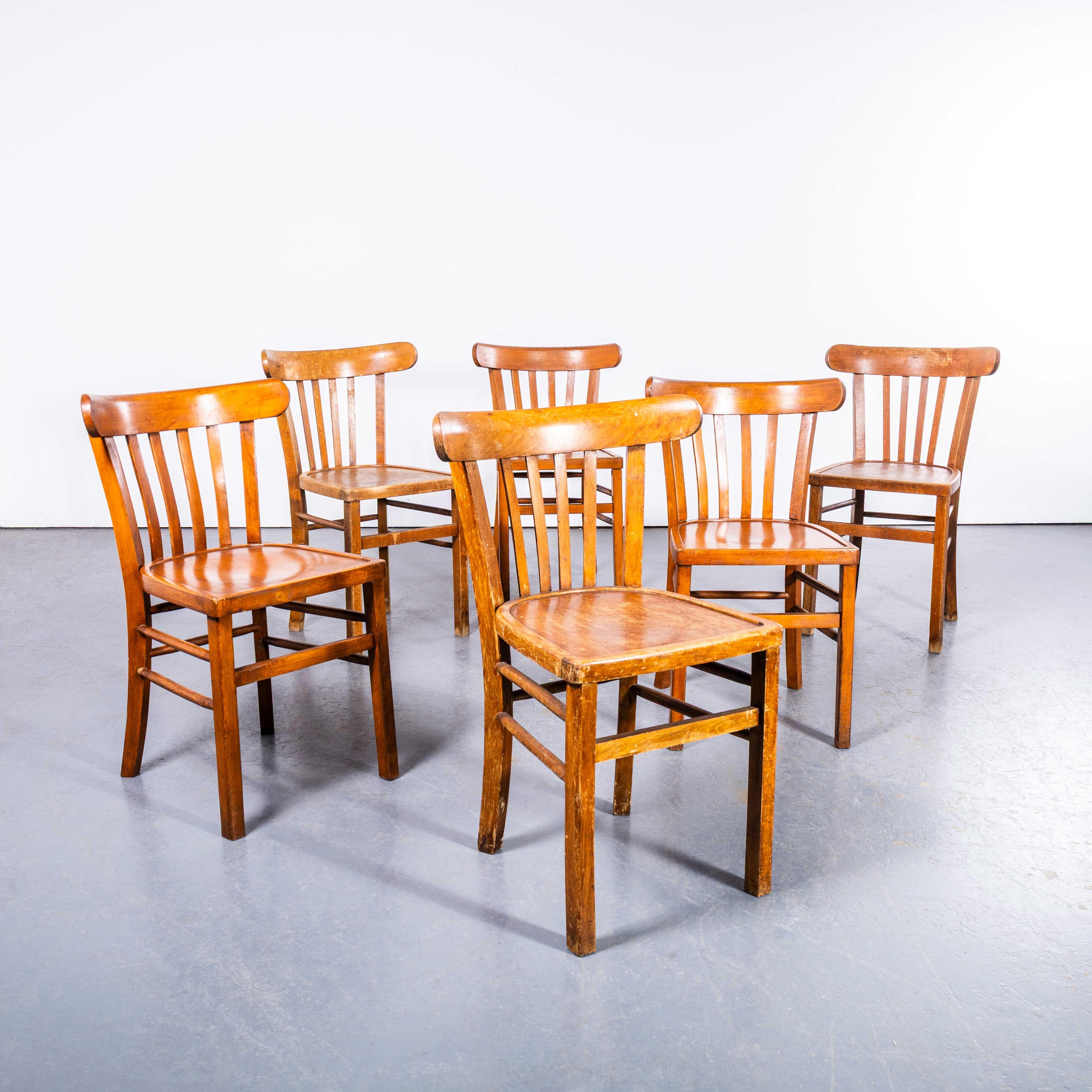 Sedie da pranzo Luterma in legno di quercia miele degli anni '50 - Set di sei. 

Il processo di piegatura a vapore del faggio per creare sedie eleganti fu scoperto e sviluppato da Thonet, ma quando i suoi brevetti scaddero nel 1869 molte aziende,