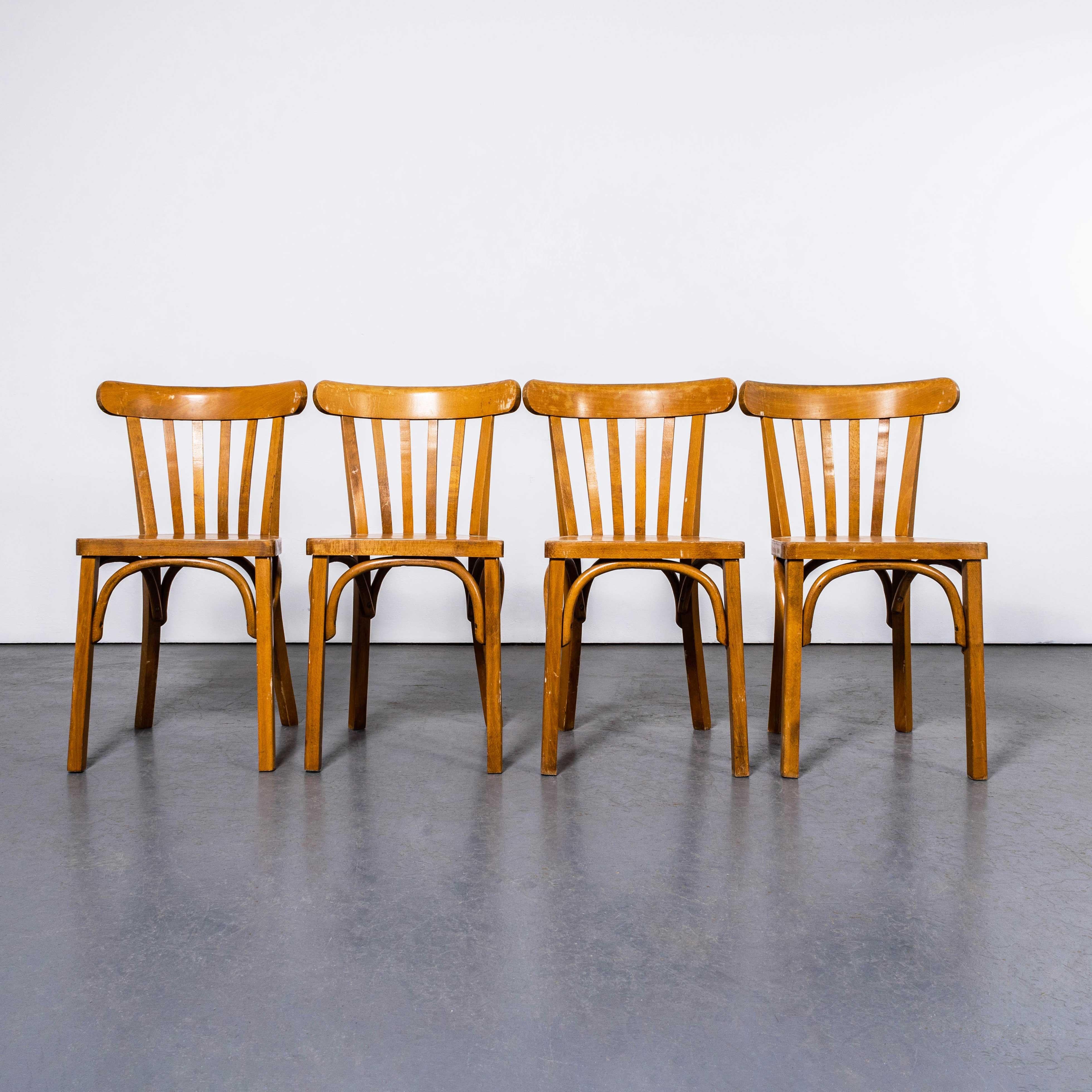 Sedia da pranzo con sedile piatto in legno di Oak Oak del 1950 di Luterma - Set di quattro. 

Il processo di piegatura a vapore del faggio per creare sedie eleganti fu scoperto e sviluppato da Thonet, ma quando i suoi brevetti scaddero nel 1869