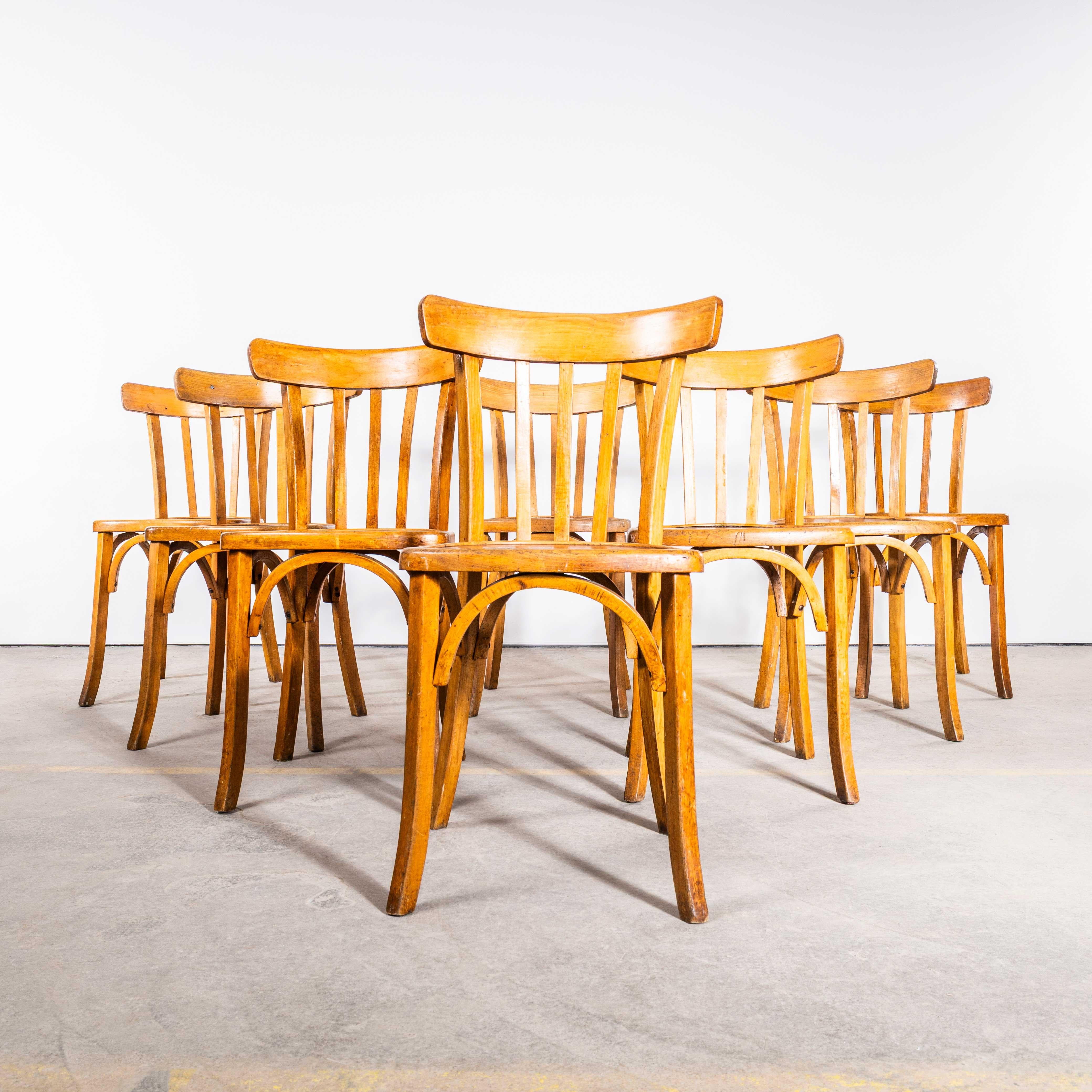 Sedia da pranzo con schienale a griglia in legno di Oak Oak del 1950 di Luterma. 
Il processo di piegatura a vapore del faggio per creare sedie eleganti fu scoperto e sviluppato da Thonet, ma quando i suoi brevetti scaddero nel 1869 molte aziende,