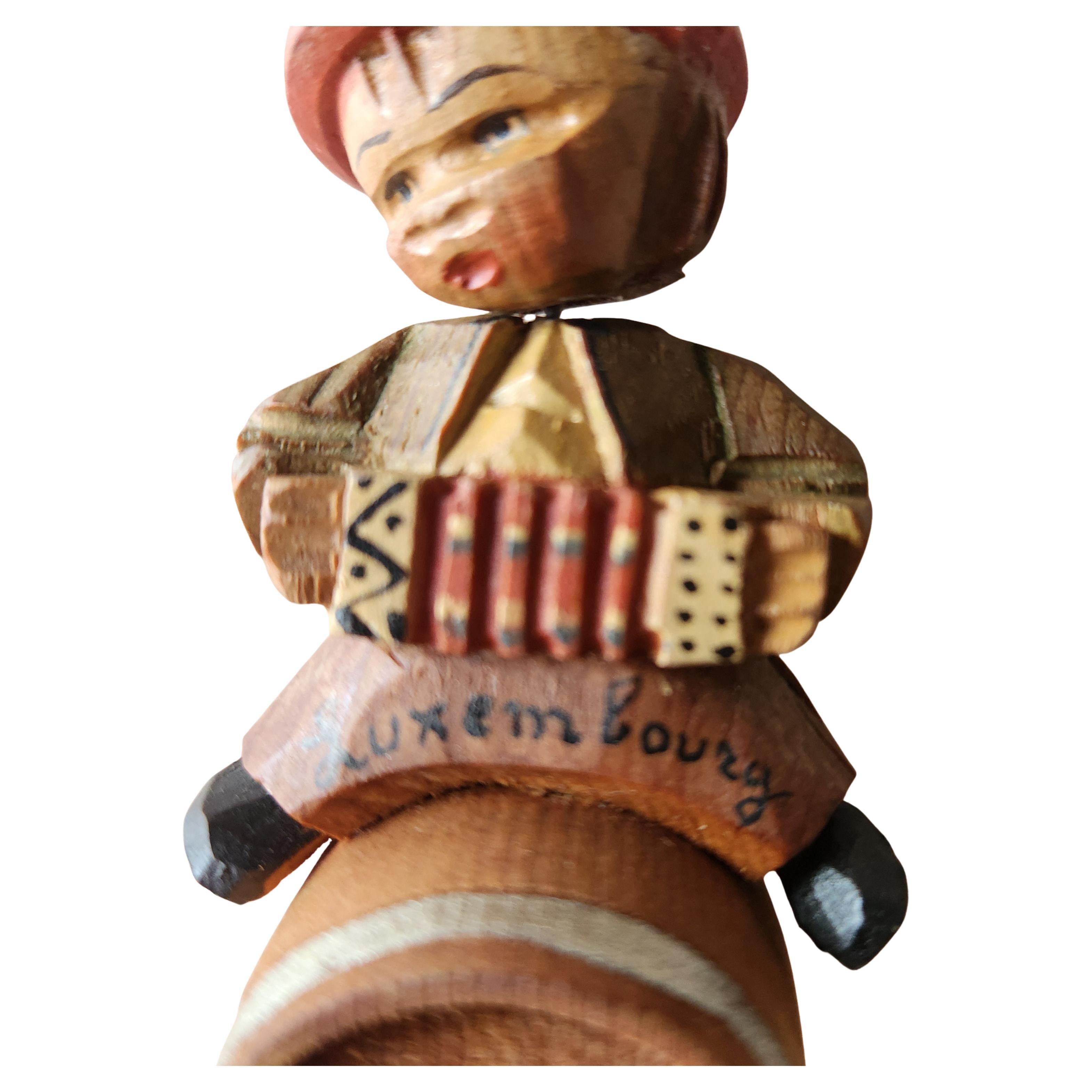AMBIANIC presents
1950s Luxembourg Hand Carved Wood Wine Bottle Cork Stopper
Folk Art musician attributed ANRI stamped made Italy
5 x 2 x 1.75w
Preowned new original vintage unrestored condition
Refer to images