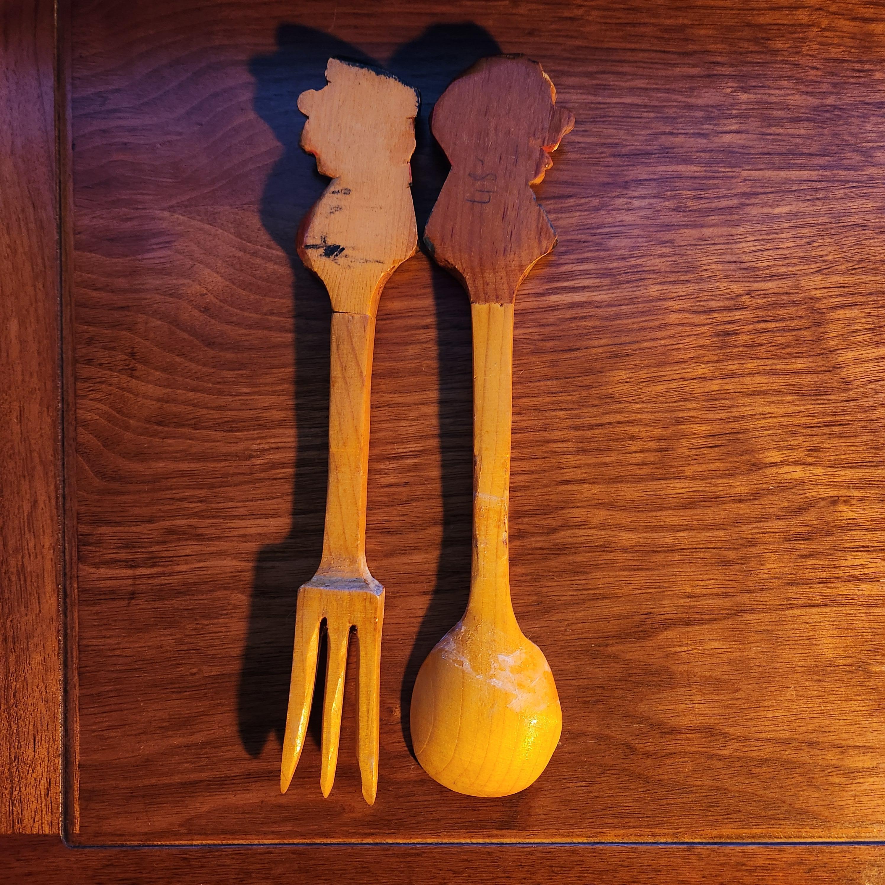 1950s Luxembourg Man Woman Hand Carved Wood Salad Server Set Italy In Good Condition For Sale In Chula Vista, CA
