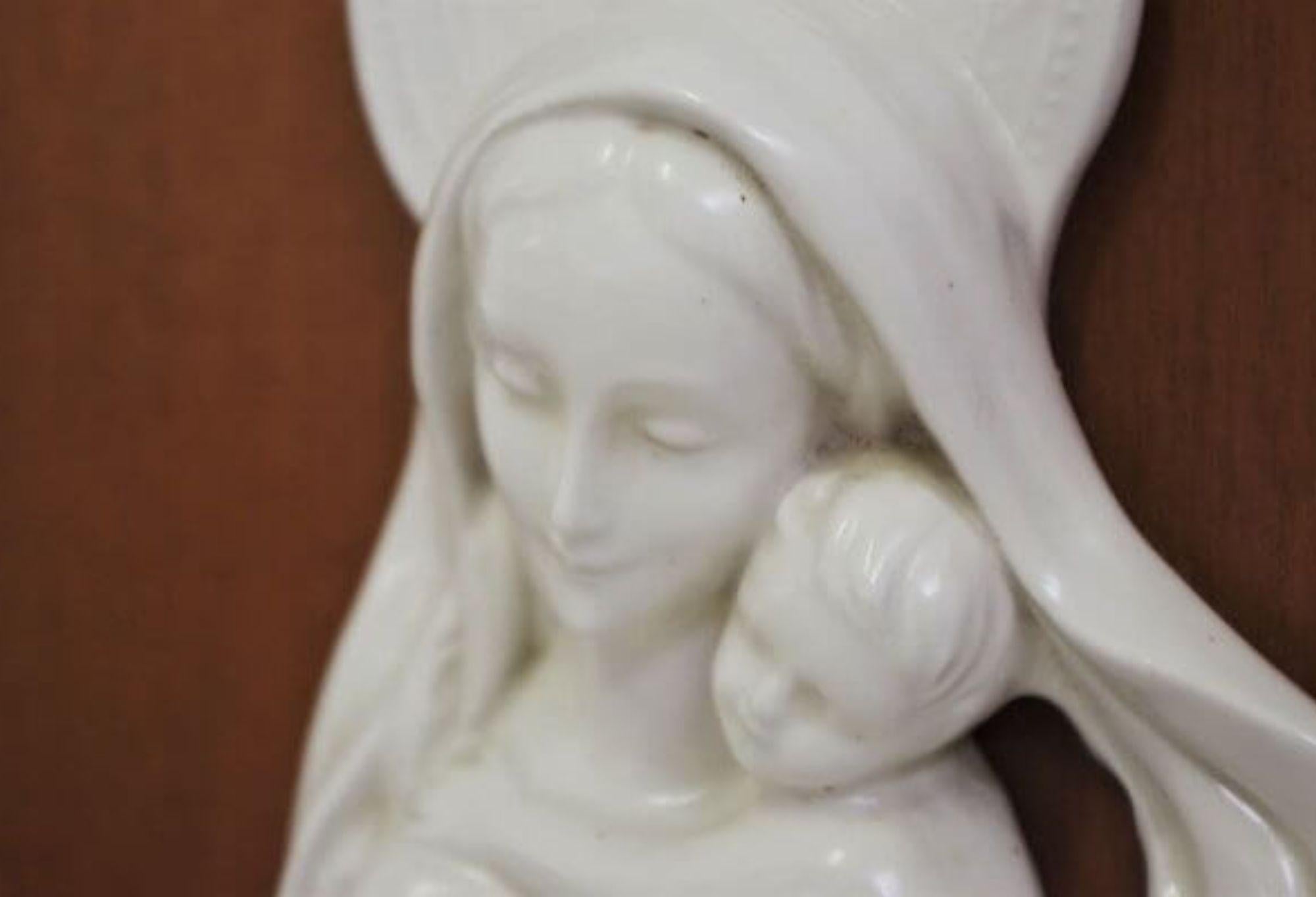 1950s Madonna and Child Ceramic Plaque in Carved Wooden Frame – Italian Religiou in vendita 5