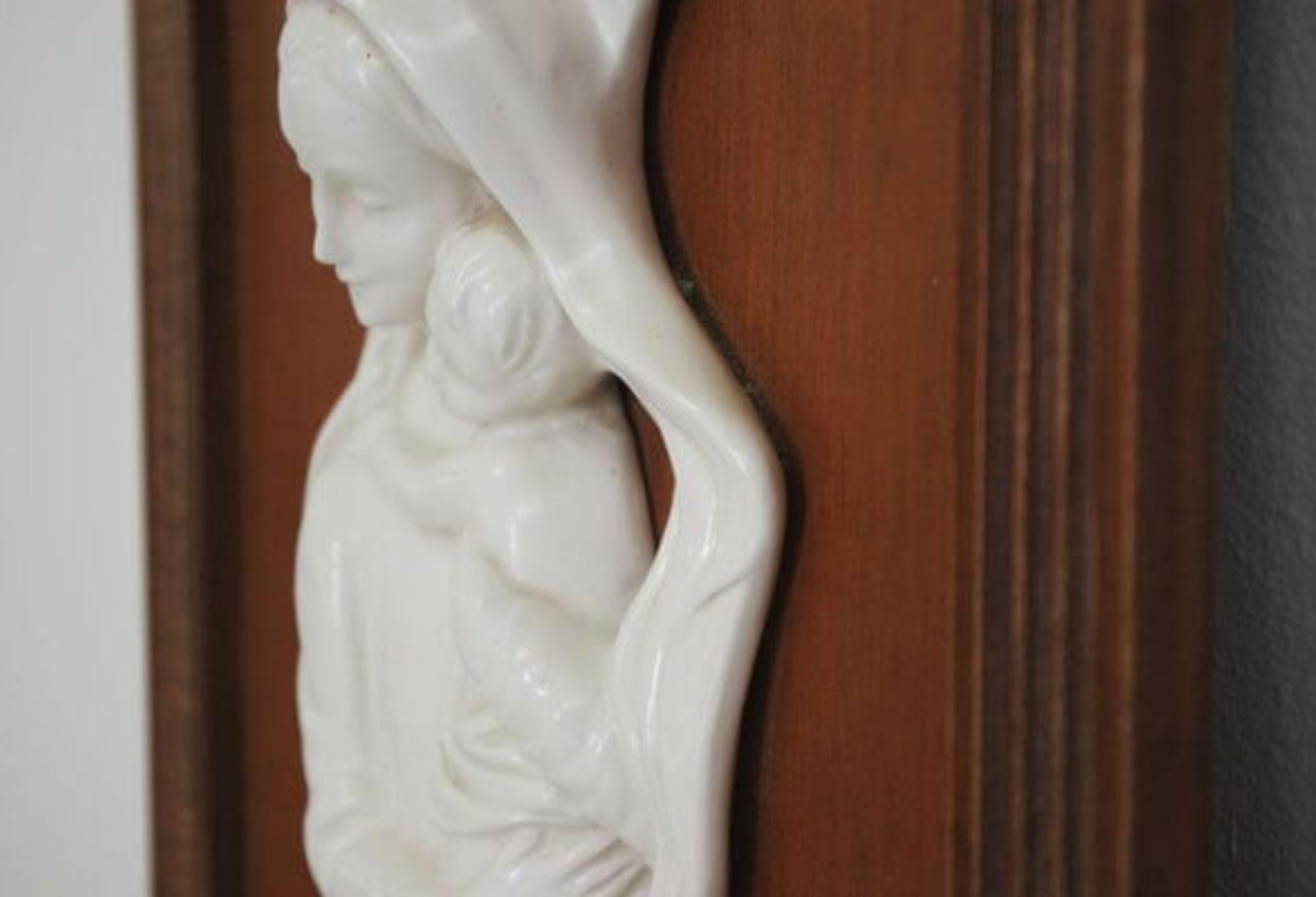 1950s Madonna and Child Ceramic Plaque in Carved Wooden Frame – Italian Religiou in vendita 7