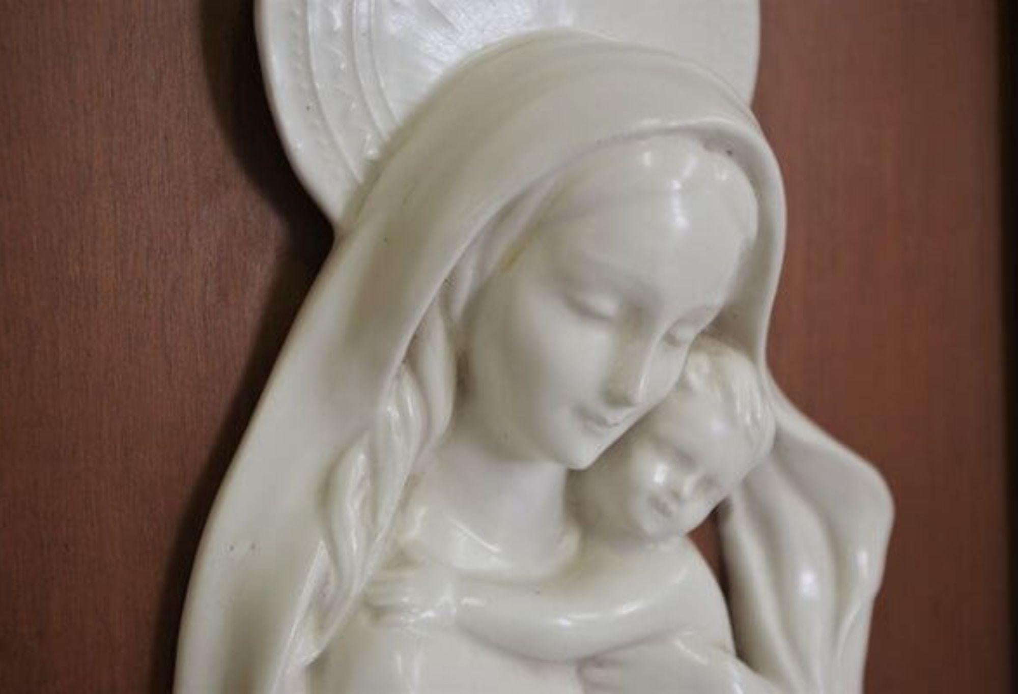 1950s Madonna and Child Ceramic Plaque in Carved Wooden Frame – Italian Religiou in vendita 8