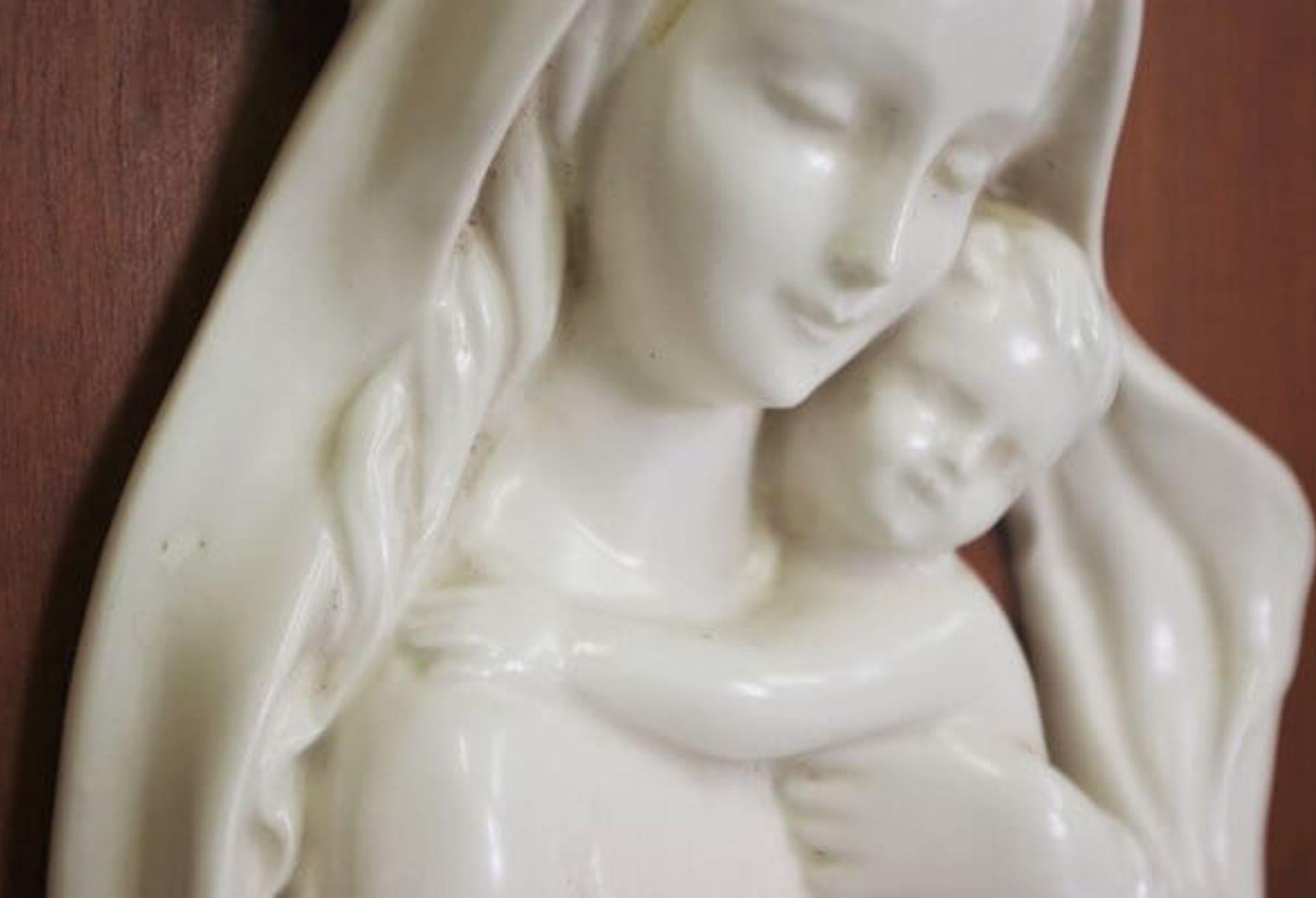 1950s Madonna and Child Ceramic Plaque in Carved Wooden Frame – Italian Religiou in vendita 9