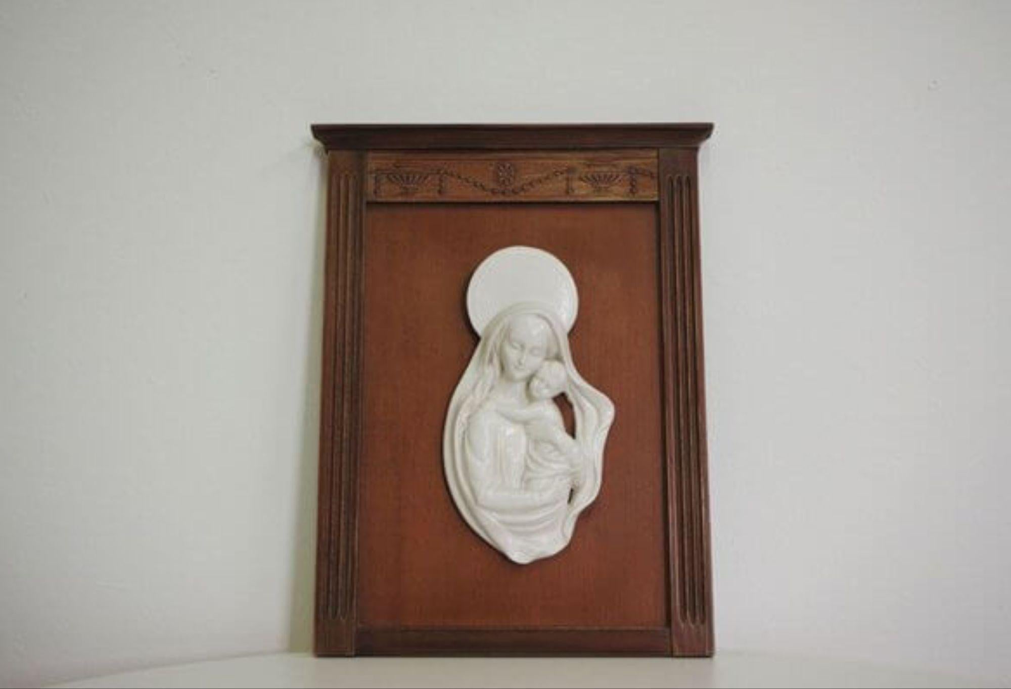 1950s Madonna and Child Ceramic Plaque in Carved Wooden Frame – Italian Religiou in vendita 11