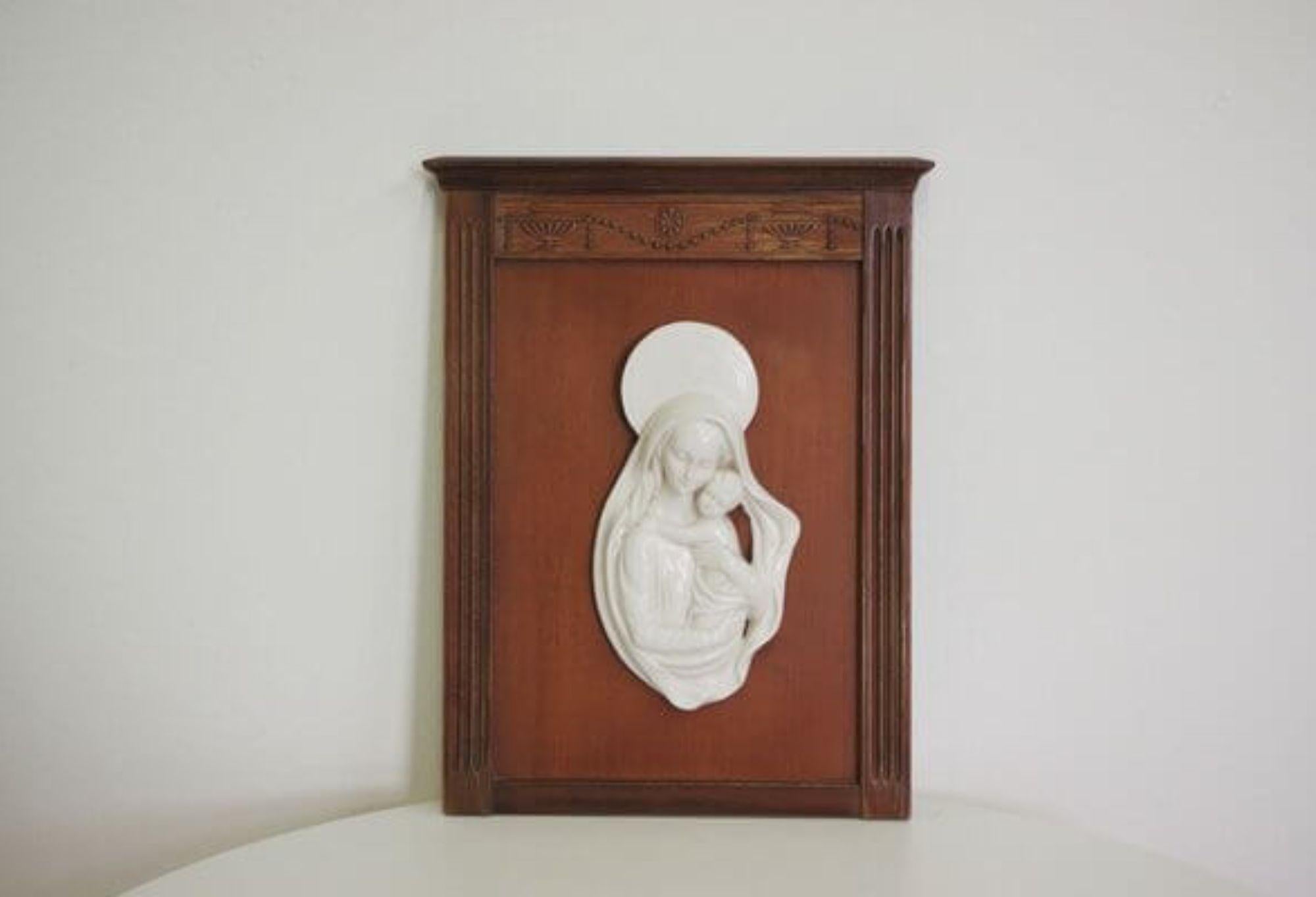 1950s Madonna and Child Ceramic Plaque in Carved Wooden Frame – Italian Religiou in vendita 12