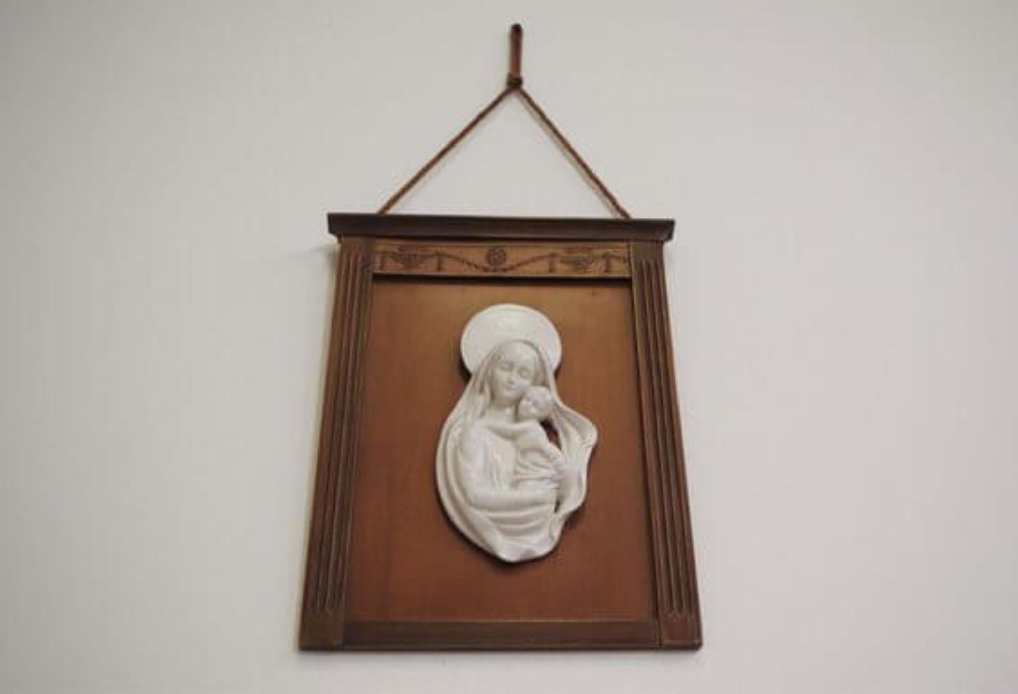 1950s Madonna and Child Ceramic Plaque in Carved Wooden Frame – Italian Religious Masterpiece

Add a touch of sacred beauty to your home with this stunning ceramic depiction of the 