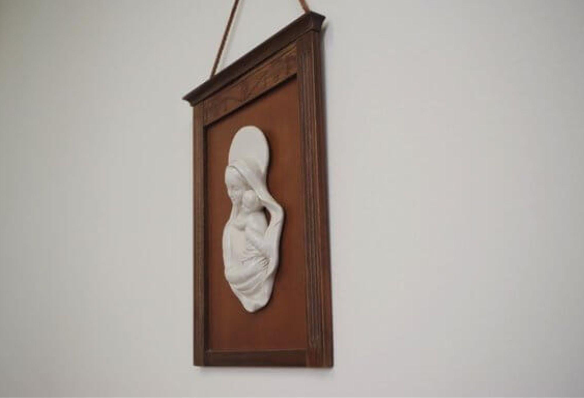 1950s Madonna and Child Ceramic Plaque in Carved Wooden Frame – Italian Religiou In condizioni buone in vendita a Manzano, IT