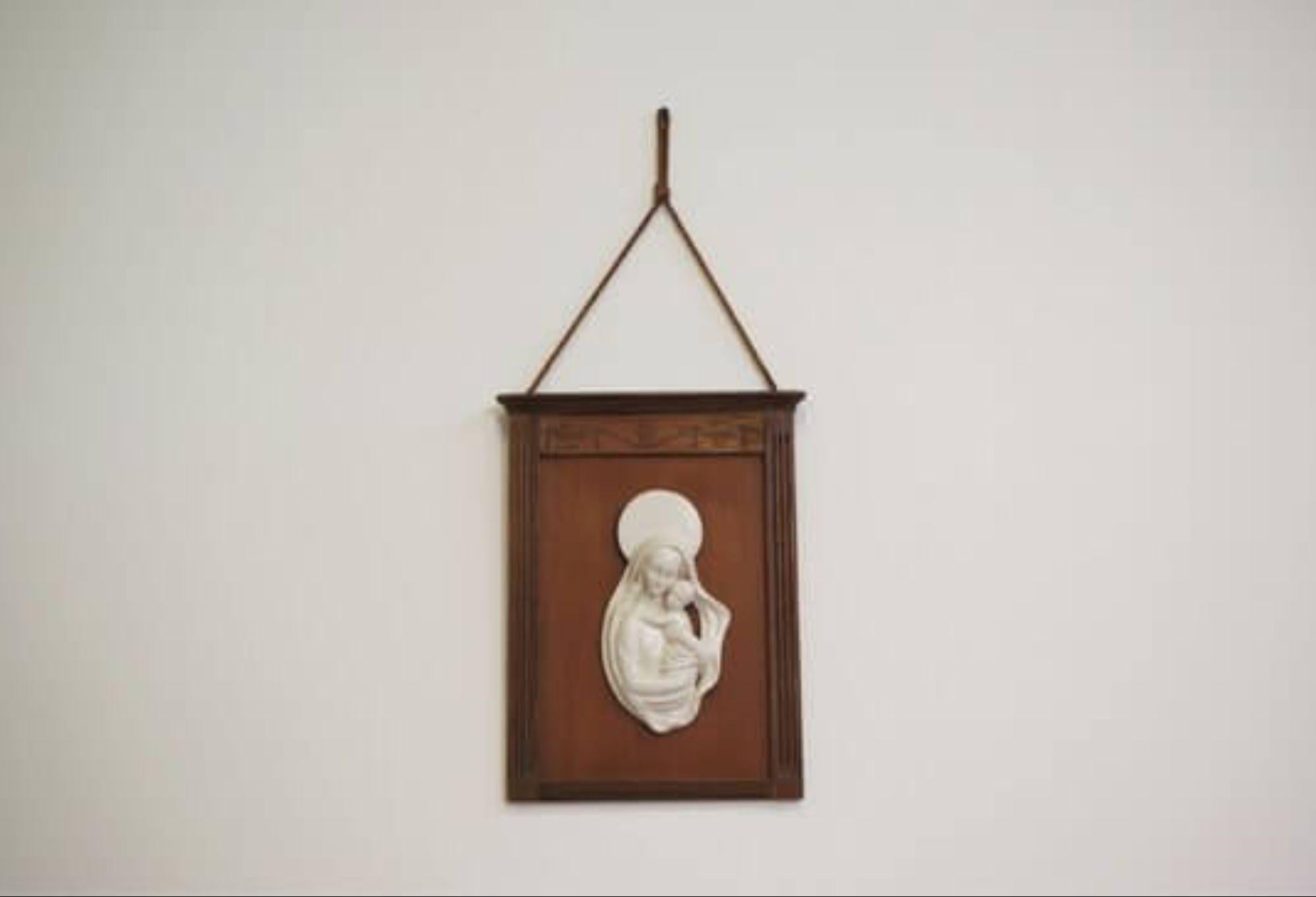 Ceramica 1950s Madonna and Child Ceramic Plaque in Carved Wooden Frame – Italian Religiou in vendita