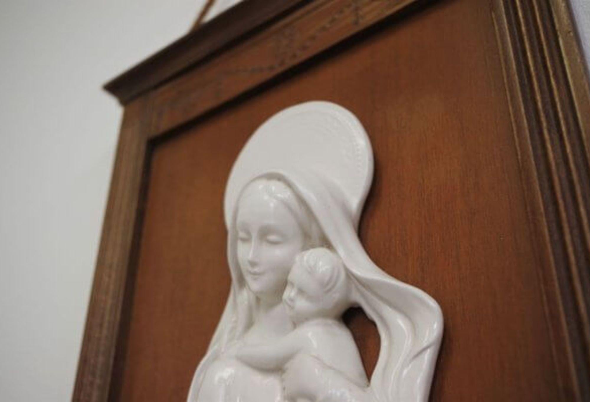 1950s Madonna and Child Ceramic Plaque in Carved Wooden Frame – Italian Religiou in vendita 1