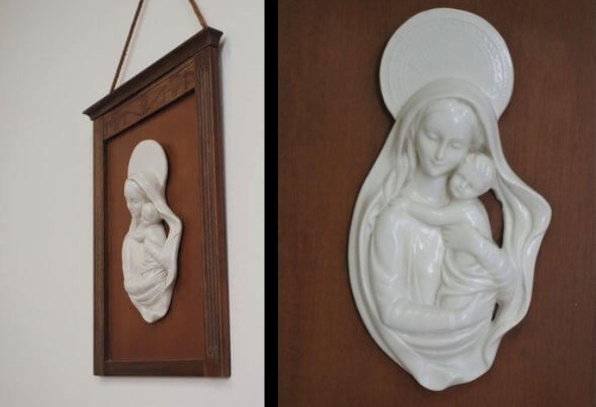 1950s Madonna and Child Ceramic Plaque in Carved Wooden Frame – Italian Religiou in vendita 3