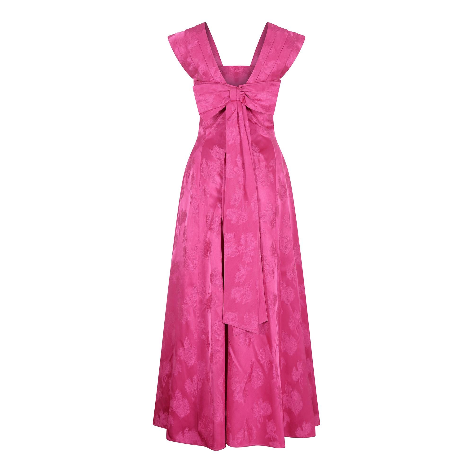 Une superbe et magnifique robe de soirée en satin à imprimé floral de couleur magenta datant du milieu des années 1950.  Les tenues de soirée de cette époque sont de plus en plus difficiles à trouver. Cette robe de soirée est magnifiquement réalisée