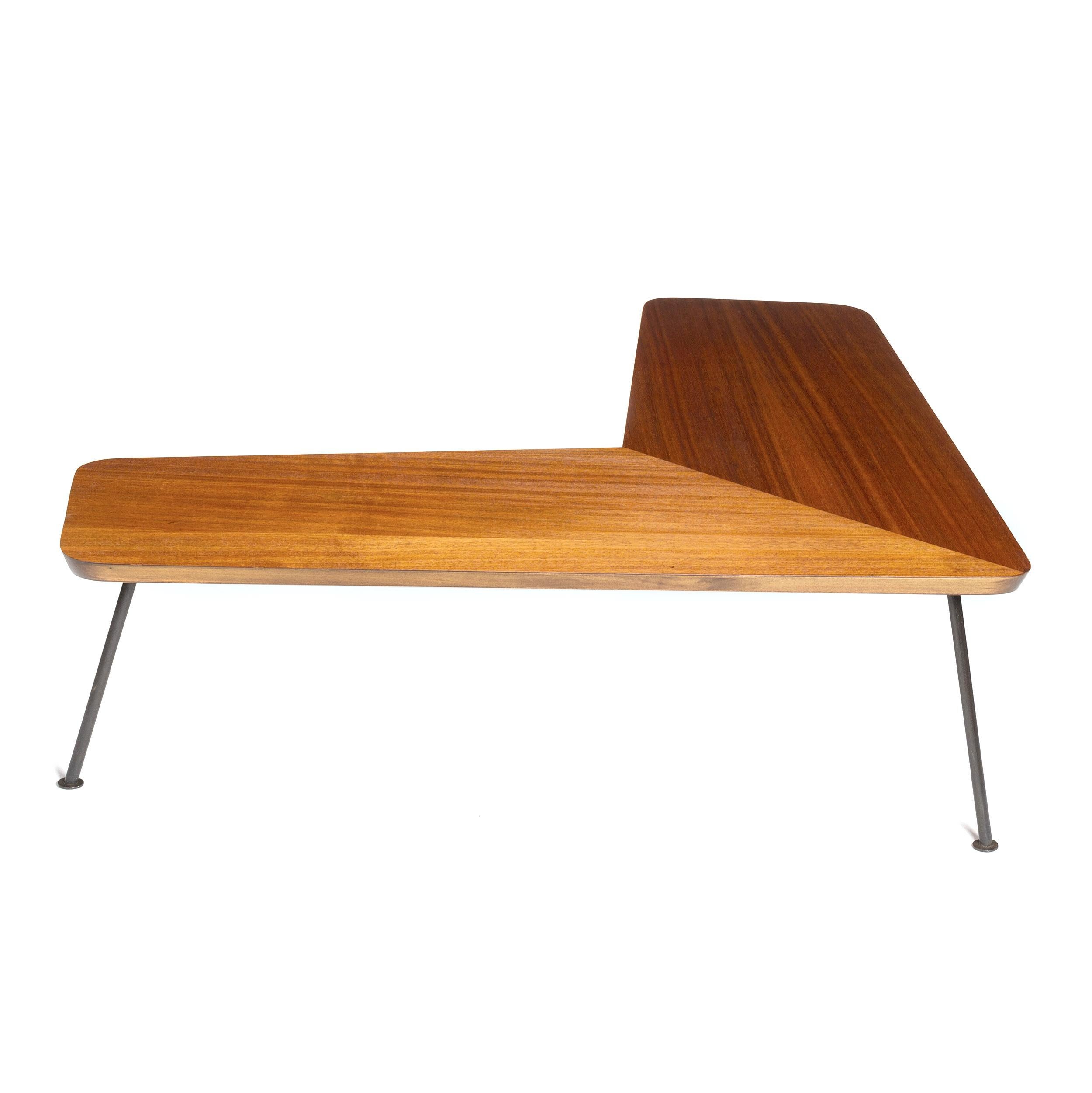 Table basse en acajou en forme de 'V' ou de boomerang avec des pieds en métal noir.