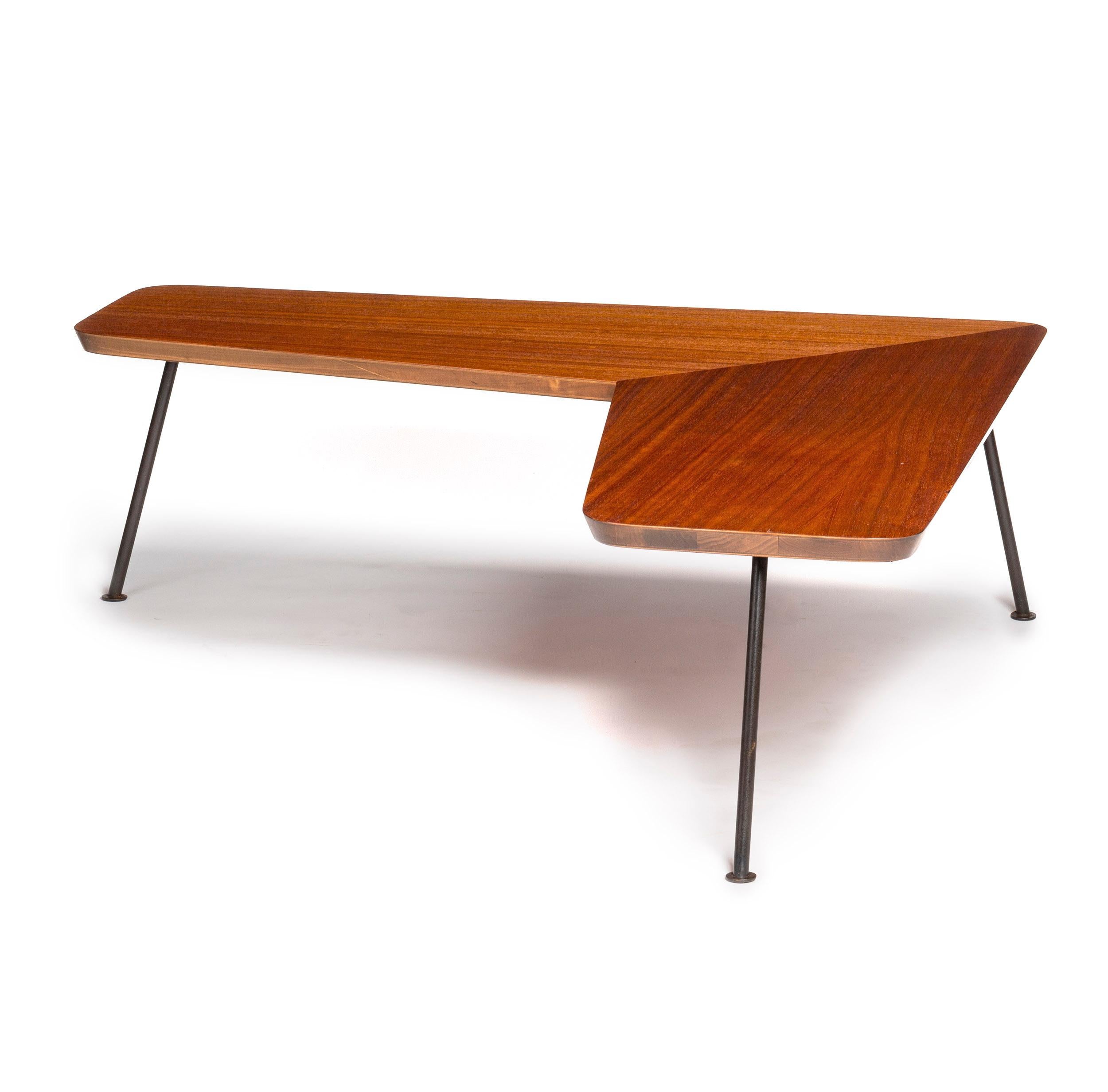 Mid-Century Modern Table basse en forme de V des États-Unis en vente