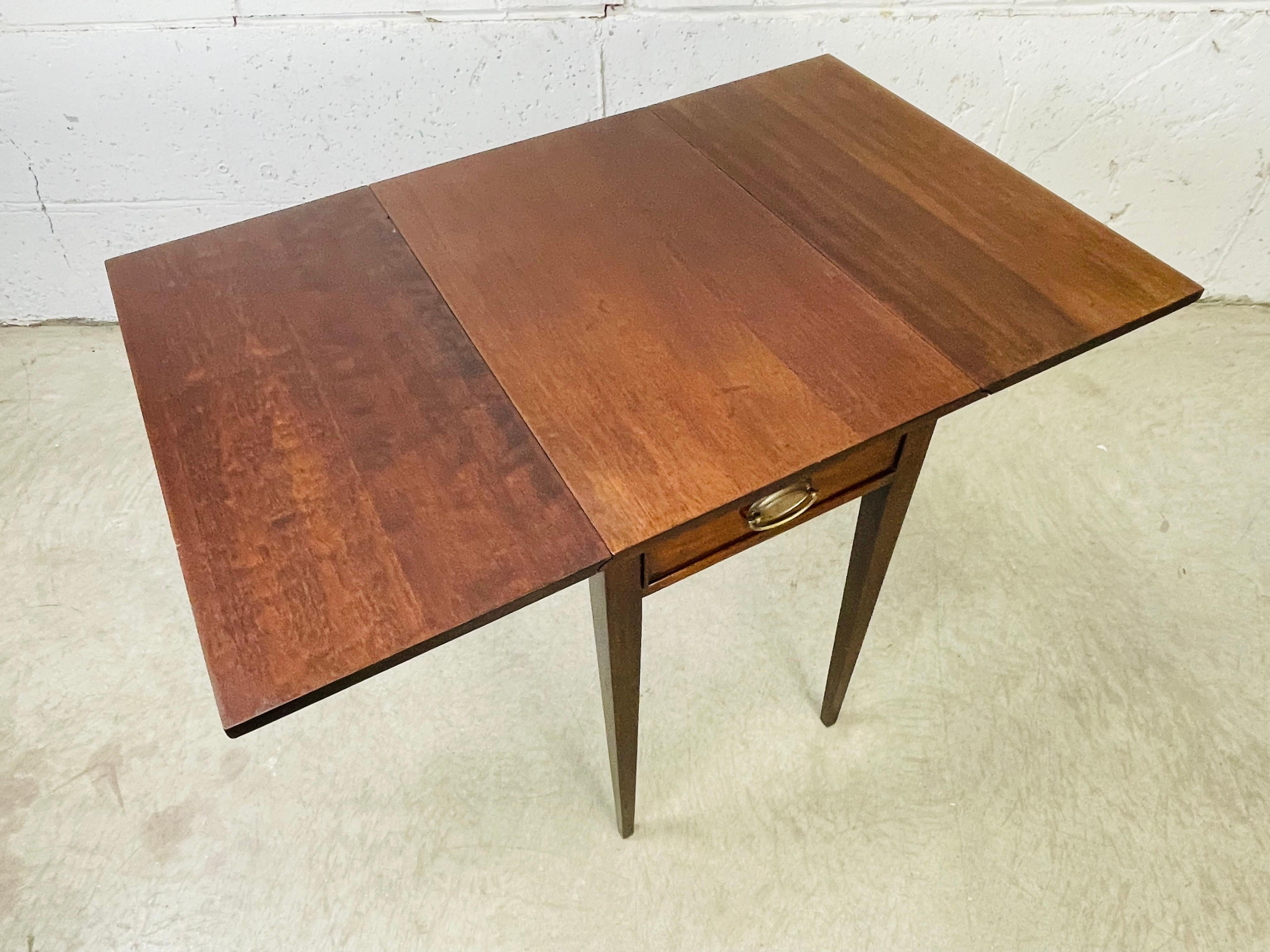 Mahagoni-Beistelltisch mit konisch zulaufenden Beinen aus den 1950er Jahren im Angebot 3