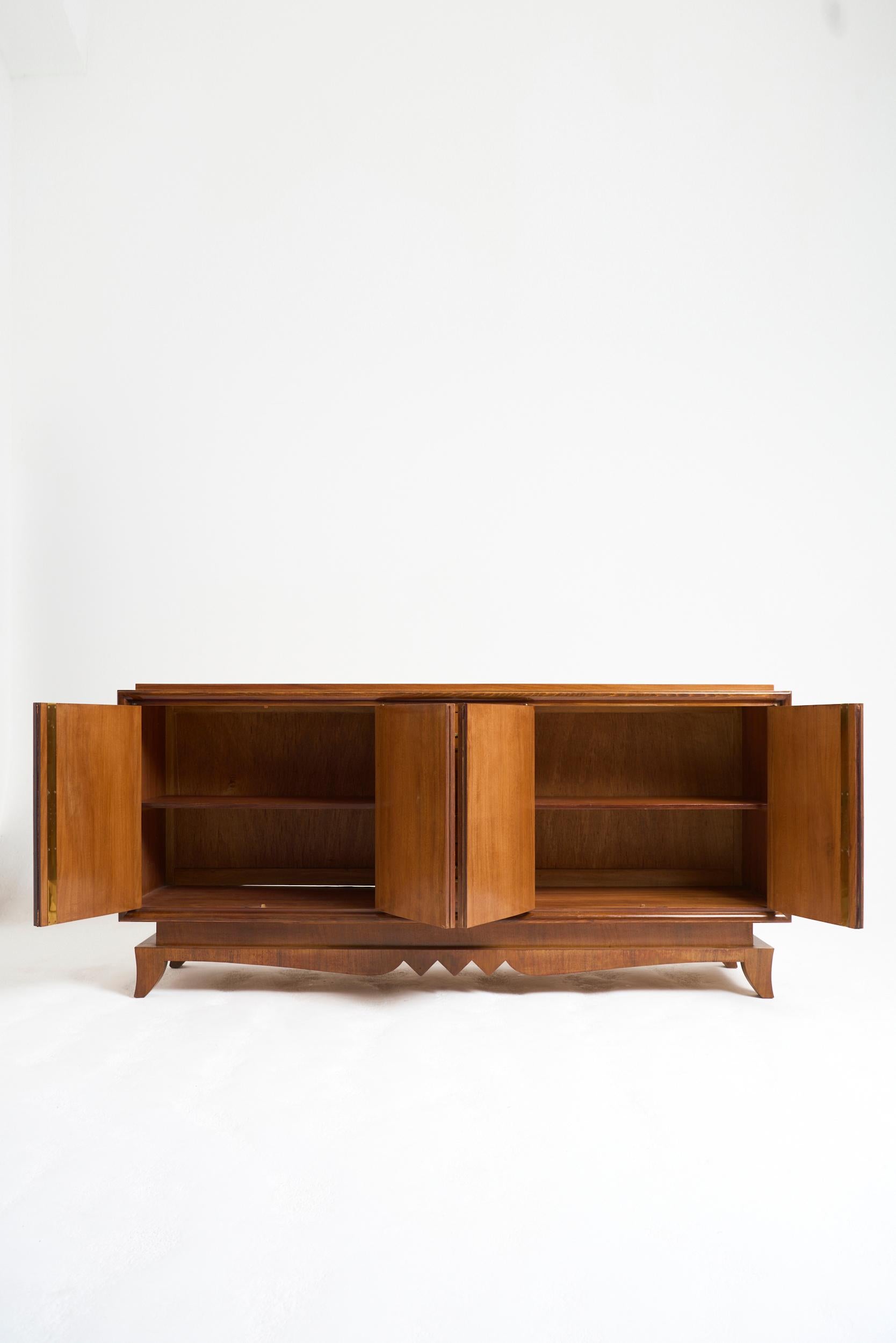 Credenza in mogano con intarsio e maniglie in ottone a forma di traliccio
Francia, circa 1950
