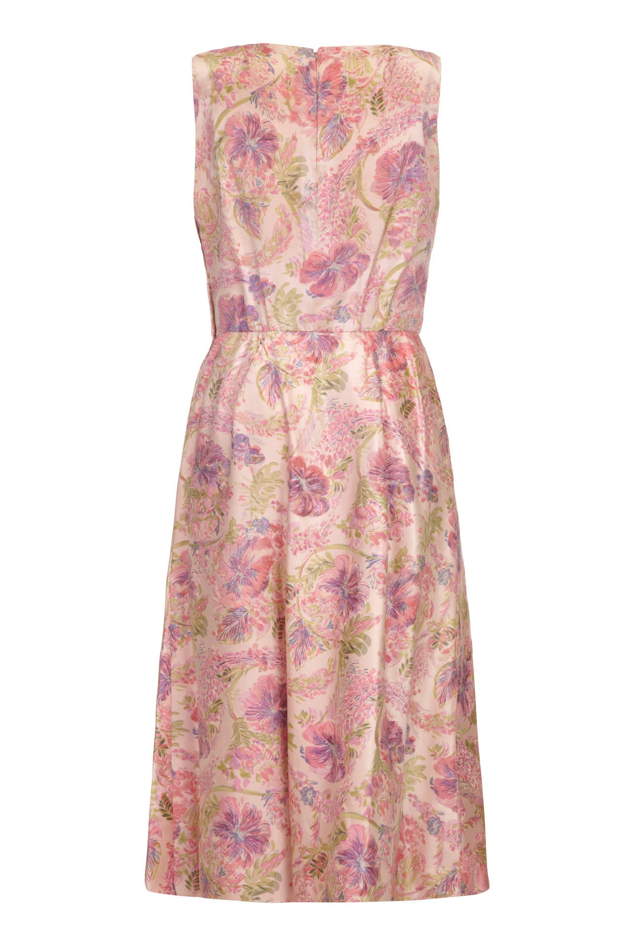 Cette magnifique robe longueur mollet des années 1950 est l'œuvre du célèbre couturier américain Mainbocher, qui a conçu la robe de mariée et le trousseau de Wallis Simpson pour son mariage avec le duc de Windsor en 1937, et dont les créations sont
