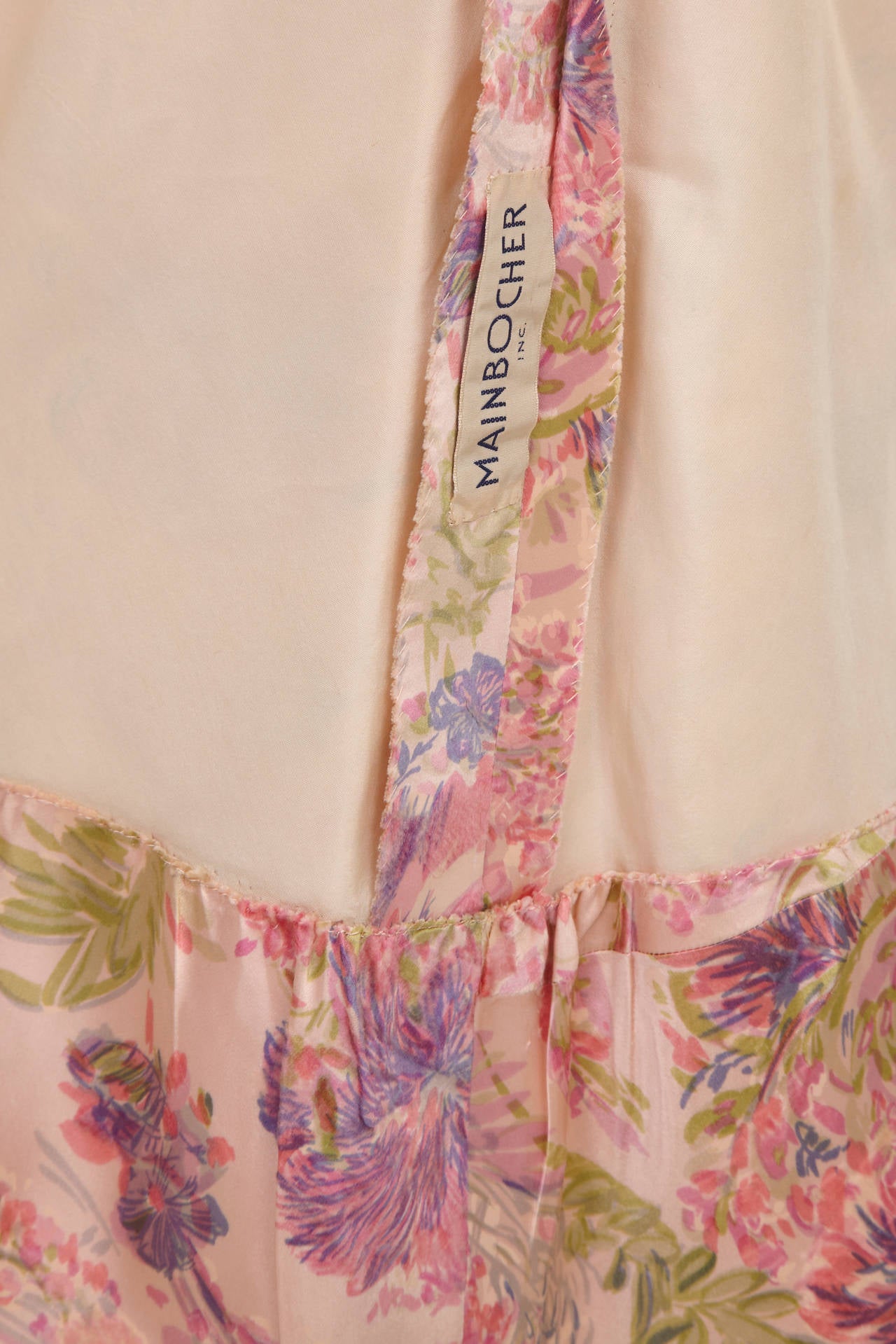 Mainbocher - Robe de couture en soie à fleurs rose pâle des années 1950 en vente 1