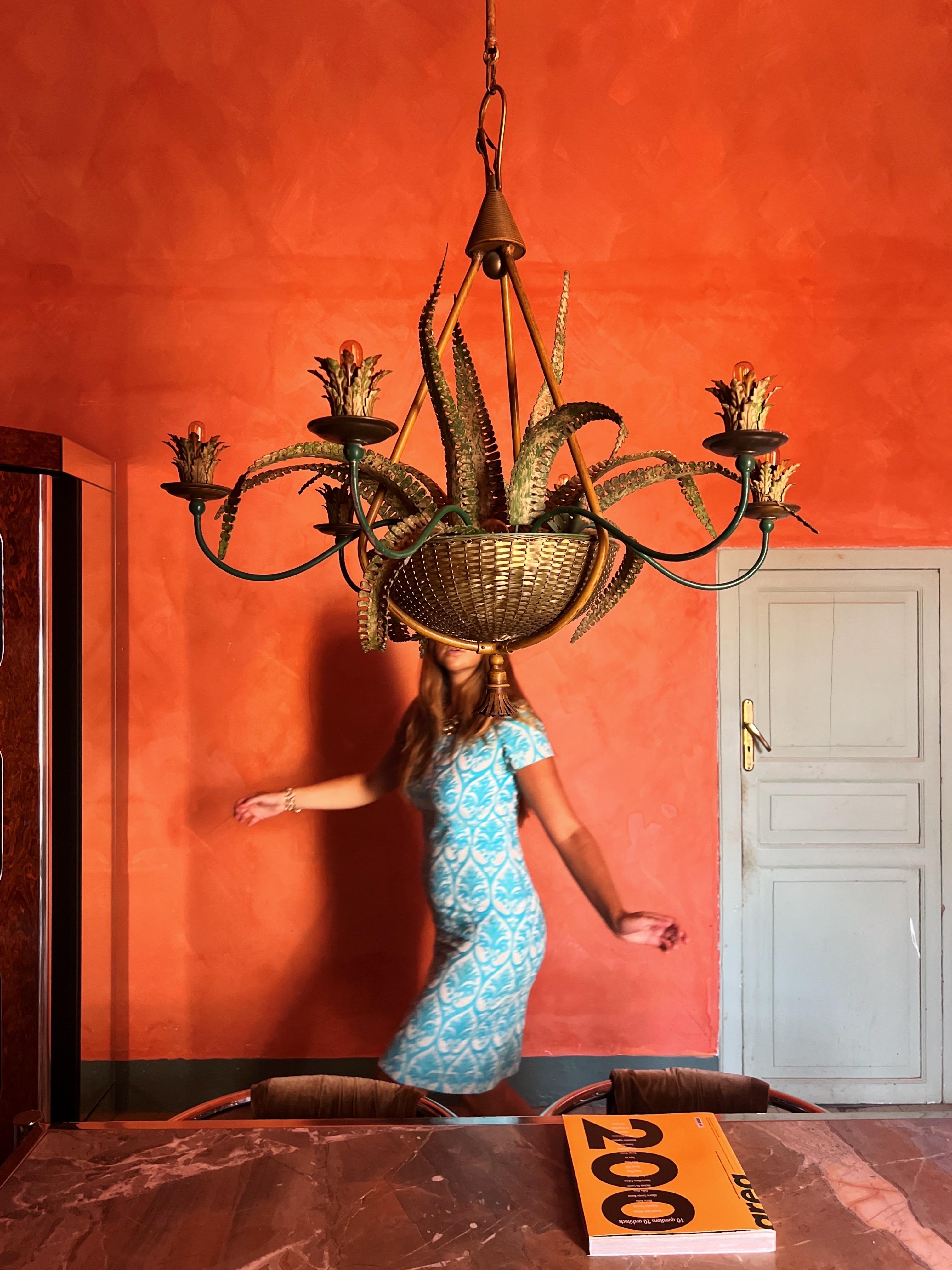 Uno straordinario lampadario botanico della Maison Baguès degli anni '50, magistralmente disegnato come un cesto di metallo dorato riempito di fronde di felci arricciate e naturalistiche. Le vivaci fronde, piene di movimento, emergono con grazia da