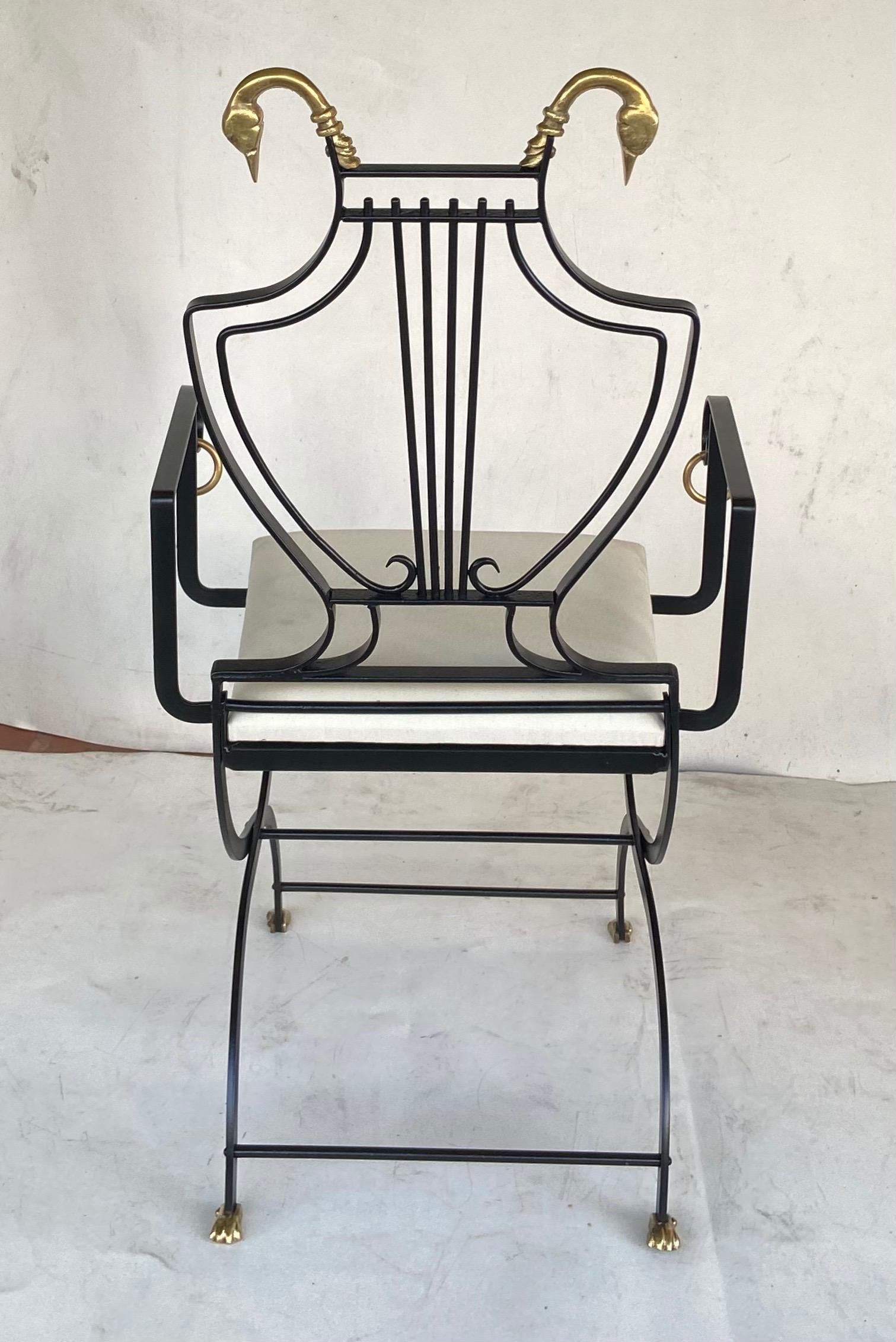 Inspirées des chaises néoclassiques de la Maison Jansen en fer forgé à dossier lyre avec des têtes de cygne en laiton au sommet, des anneaux ronds en laiton sur les bras et des pieds en laiton. Provenant d'un domaine de Palm Beach, méticuleusement