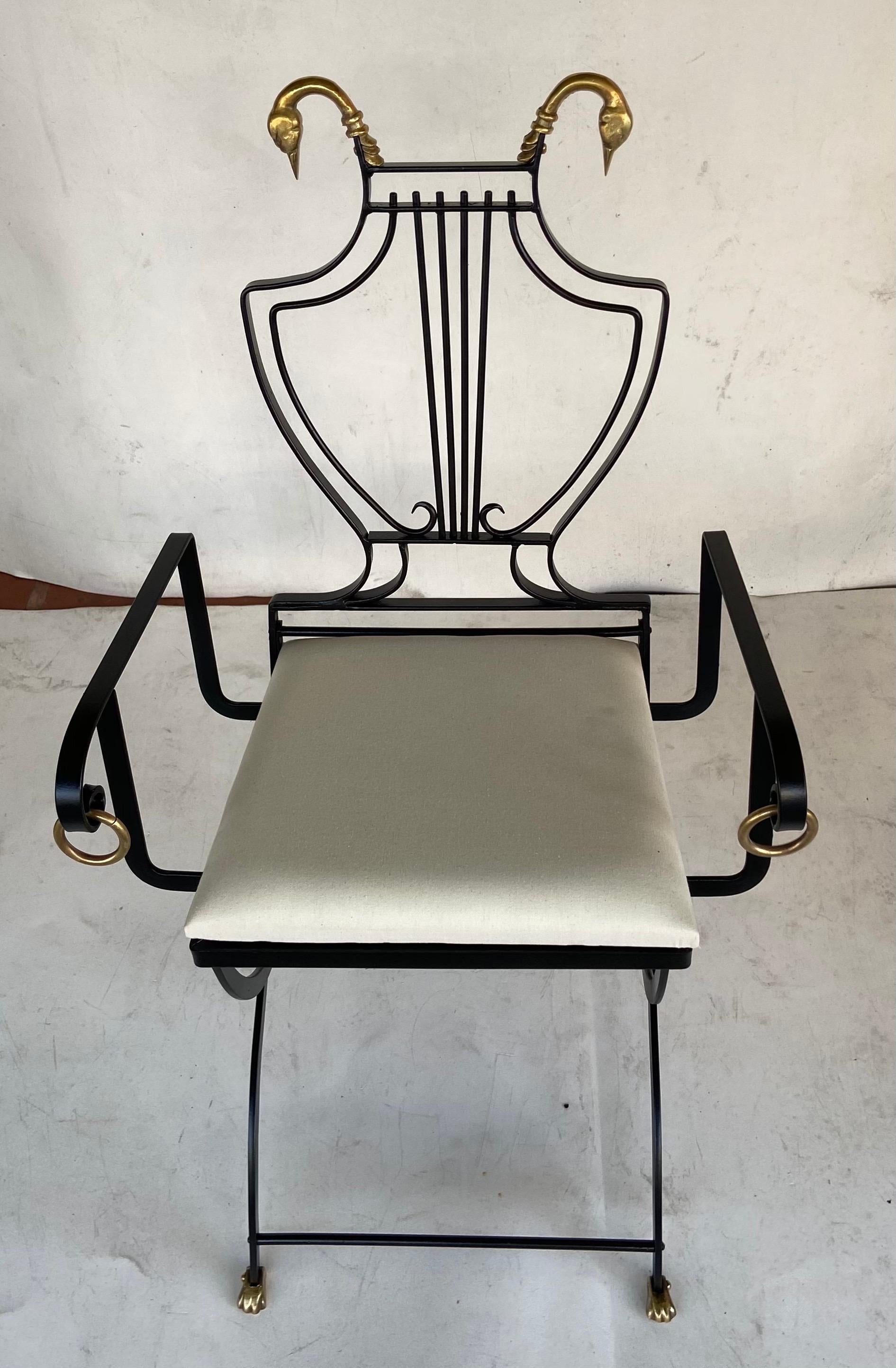 20ième siècle Chaise à dossier en forme de lyre en fer forgé de style néoclassique de la Maison Jansen des années 1950 avec en vente