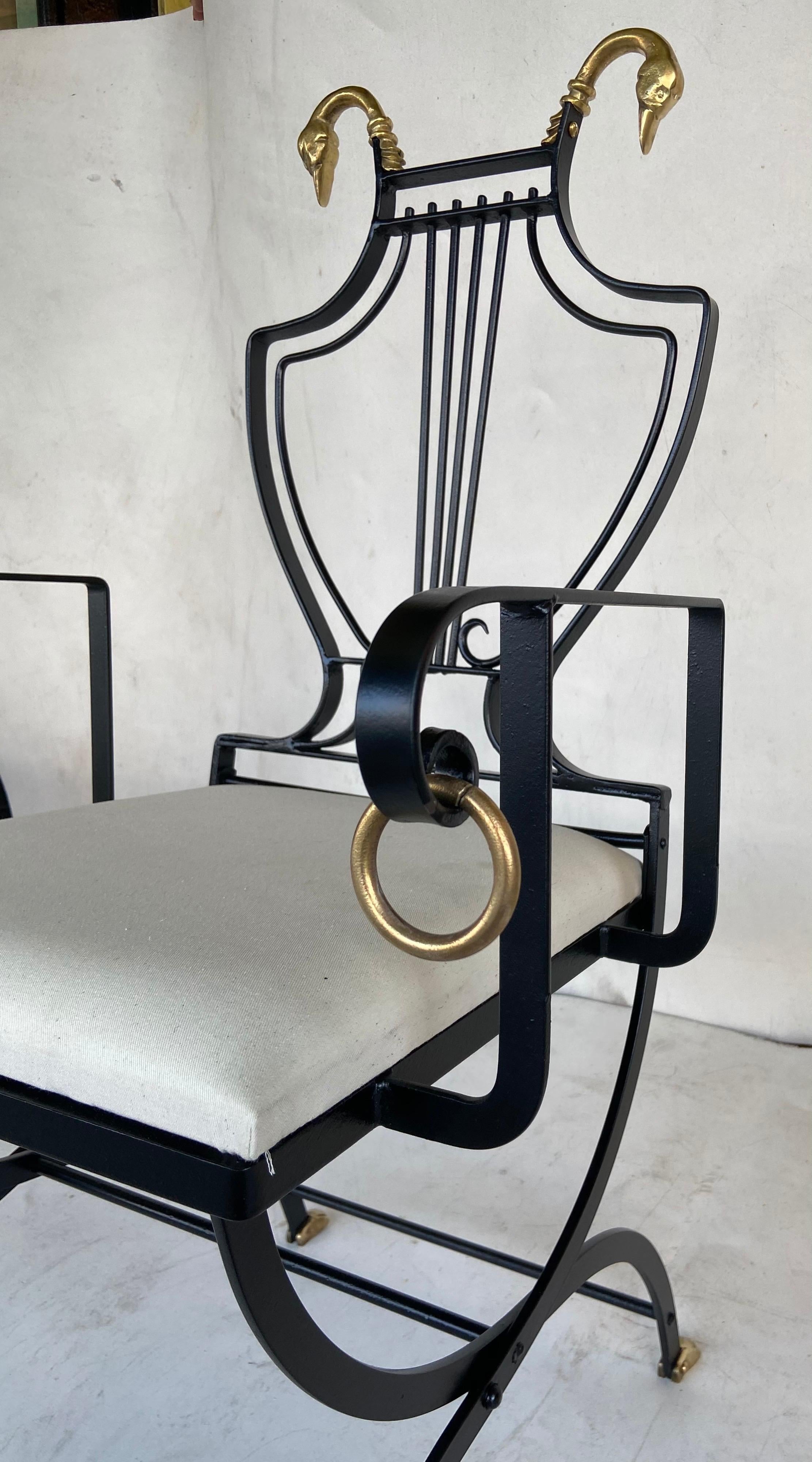 Chaise à dossier en forme de lyre en fer forgé de style néoclassique de la Maison Jansen des années 1950 avec en vente 1