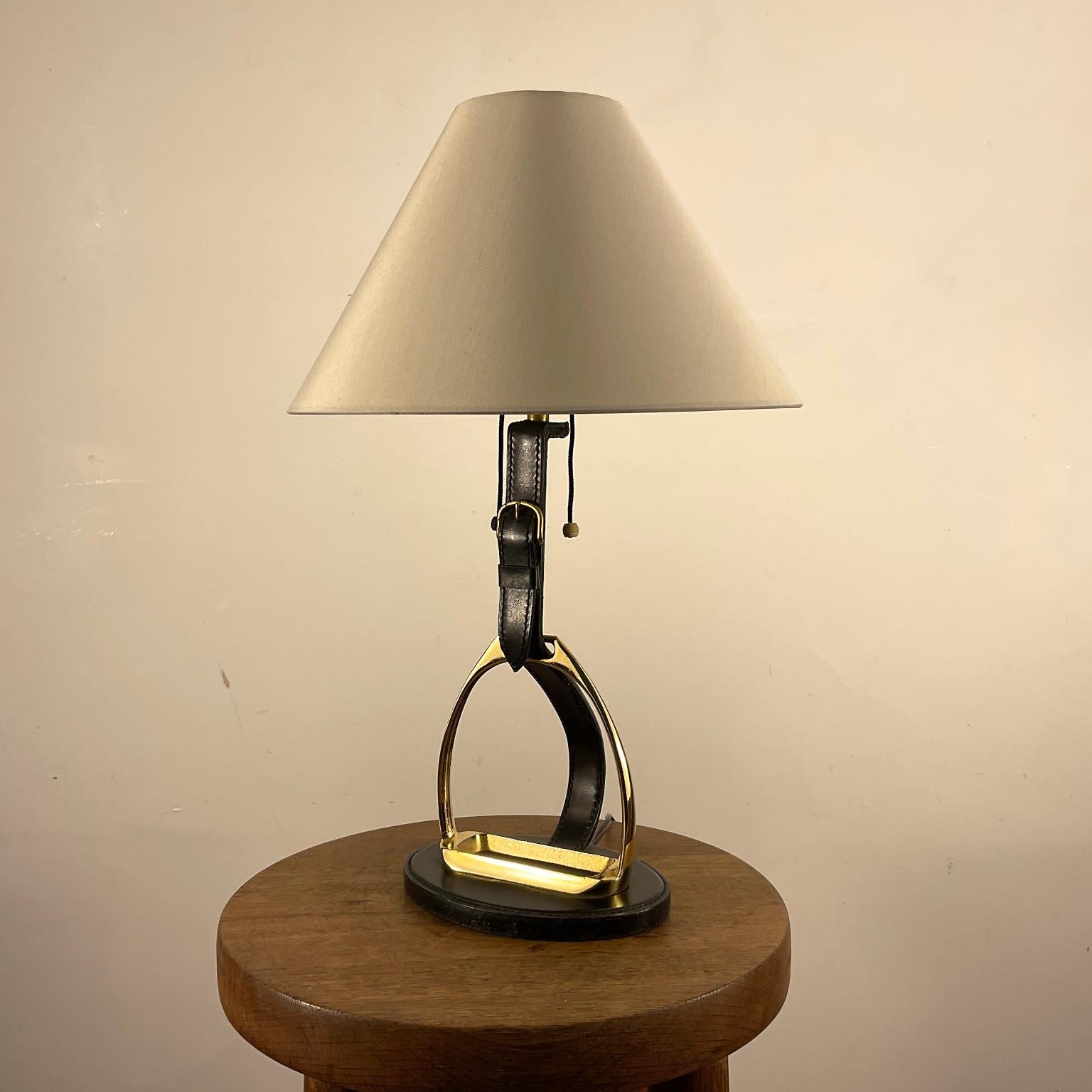 Lampe de table des années 1950 de la Maison Longchamp en cuir Stitch by Stitch avec étrier en laiton en vente 2