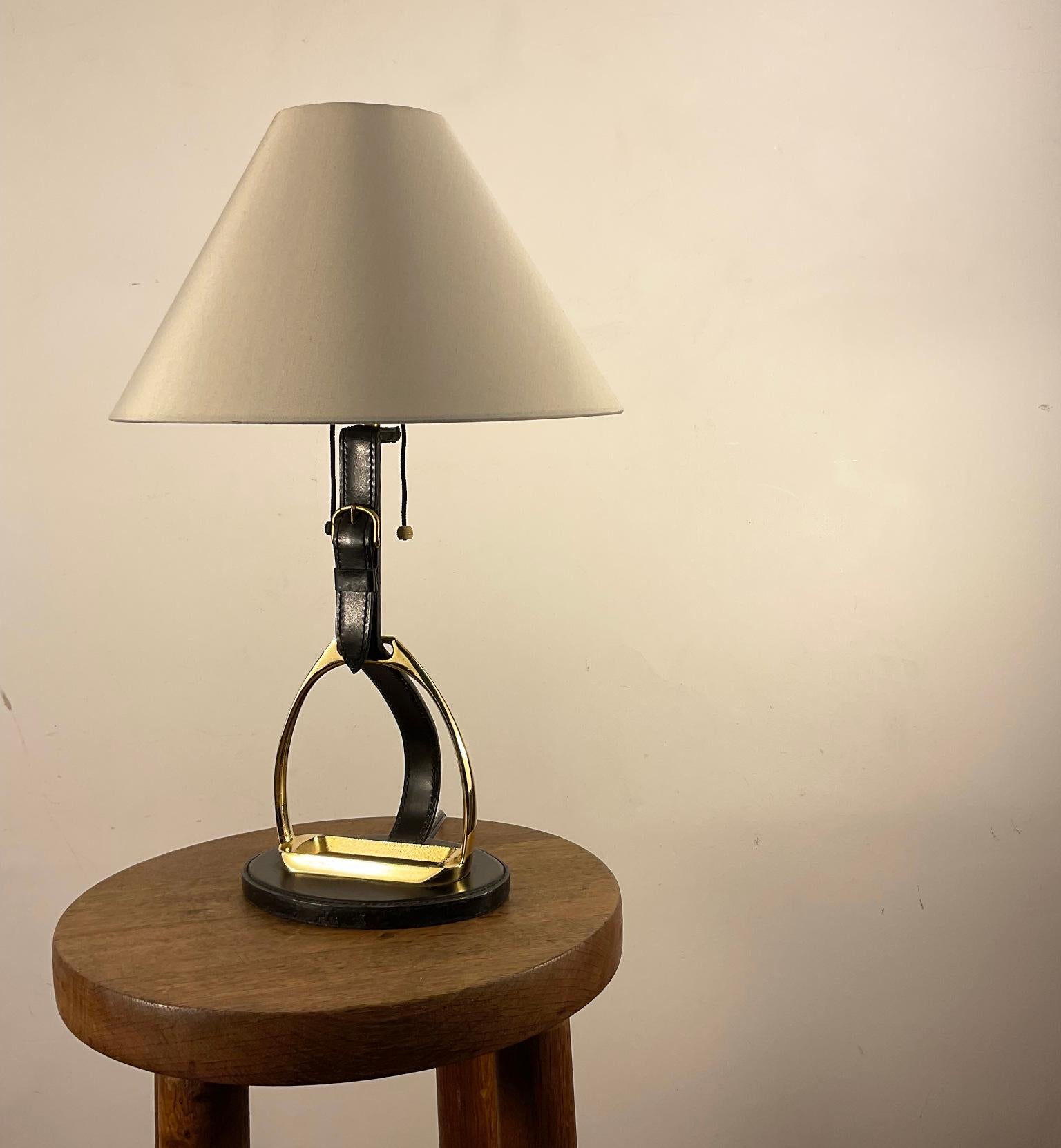 Lampe de table des années 1950 de la Maison Longchamp en cuir Stitch by Stitch avec étrier en laiton en vente 3