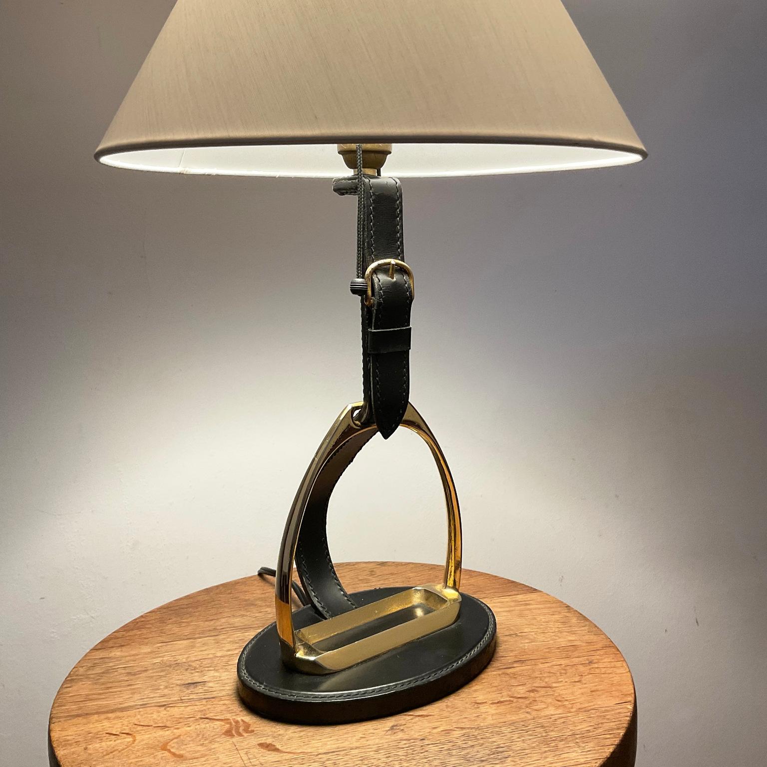 Mid-Century Modern Lampe de table des années 1950 de la Maison Longchamp en cuir Stitch by Stitch avec étrier en laiton en vente