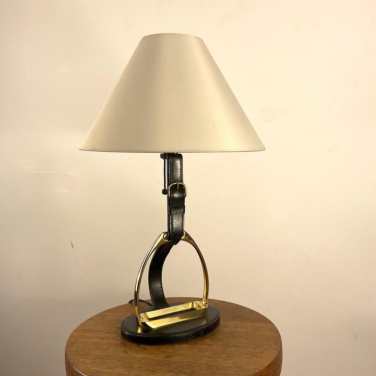 Français Lampe de table des années 1950 de la Maison Longchamp en cuir Stitch by Stitch avec étrier en laiton en vente