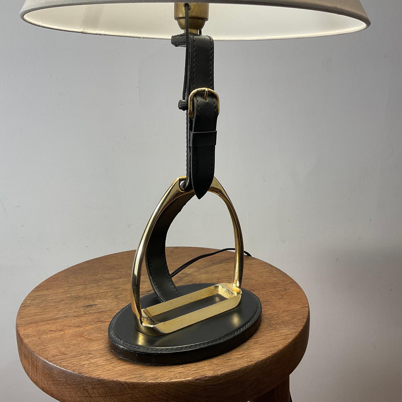 Fait main Lampe de table des années 1950 de la Maison Longchamp en cuir Stitch by Stitch avec étrier en laiton en vente