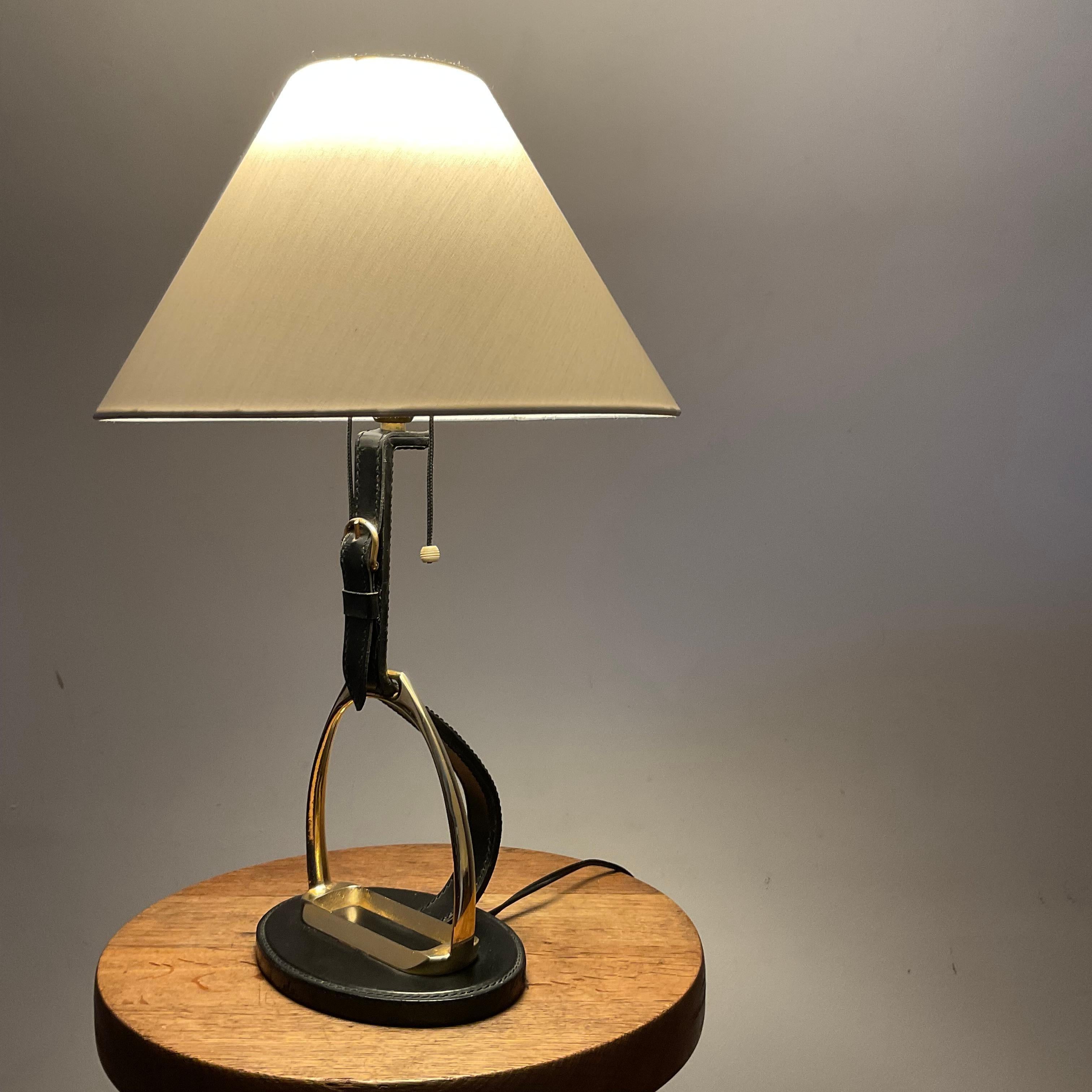 Lampe de table des années 1950 de la Maison Longchamp en cuir Stitch by Stitch avec étrier en laiton Bon état - En vente à London, GB