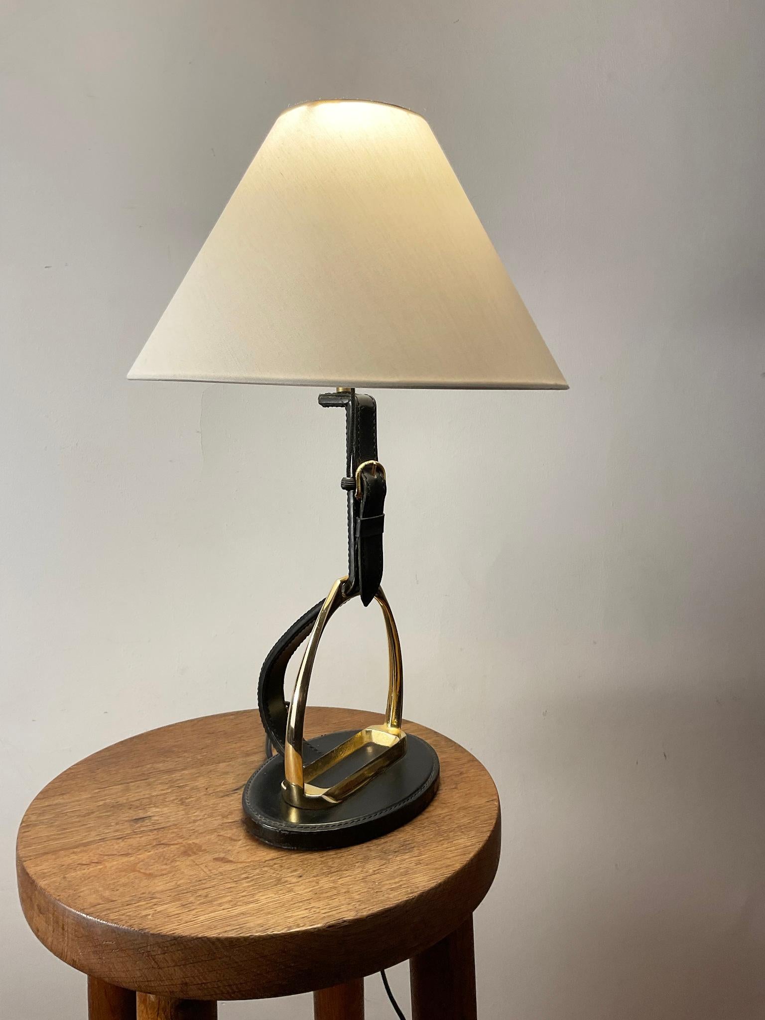 Laiton Lampe de table des années 1950 de la Maison Longchamp en cuir Stitch by Stitch avec étrier en laiton en vente