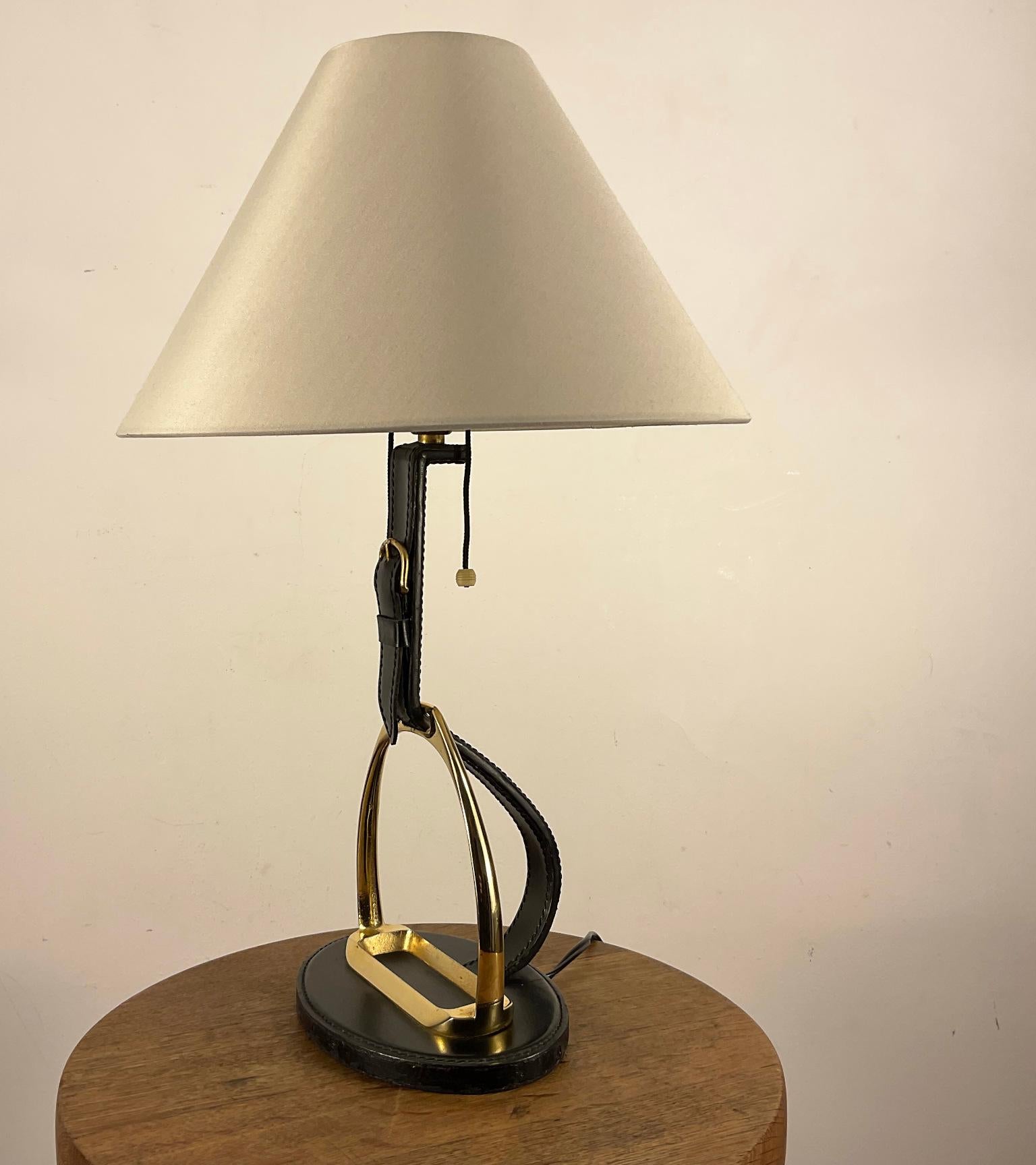 Lampe de table des années 1950 de la Maison Longchamp en cuir Stitch by Stitch avec étrier en laiton en vente 1